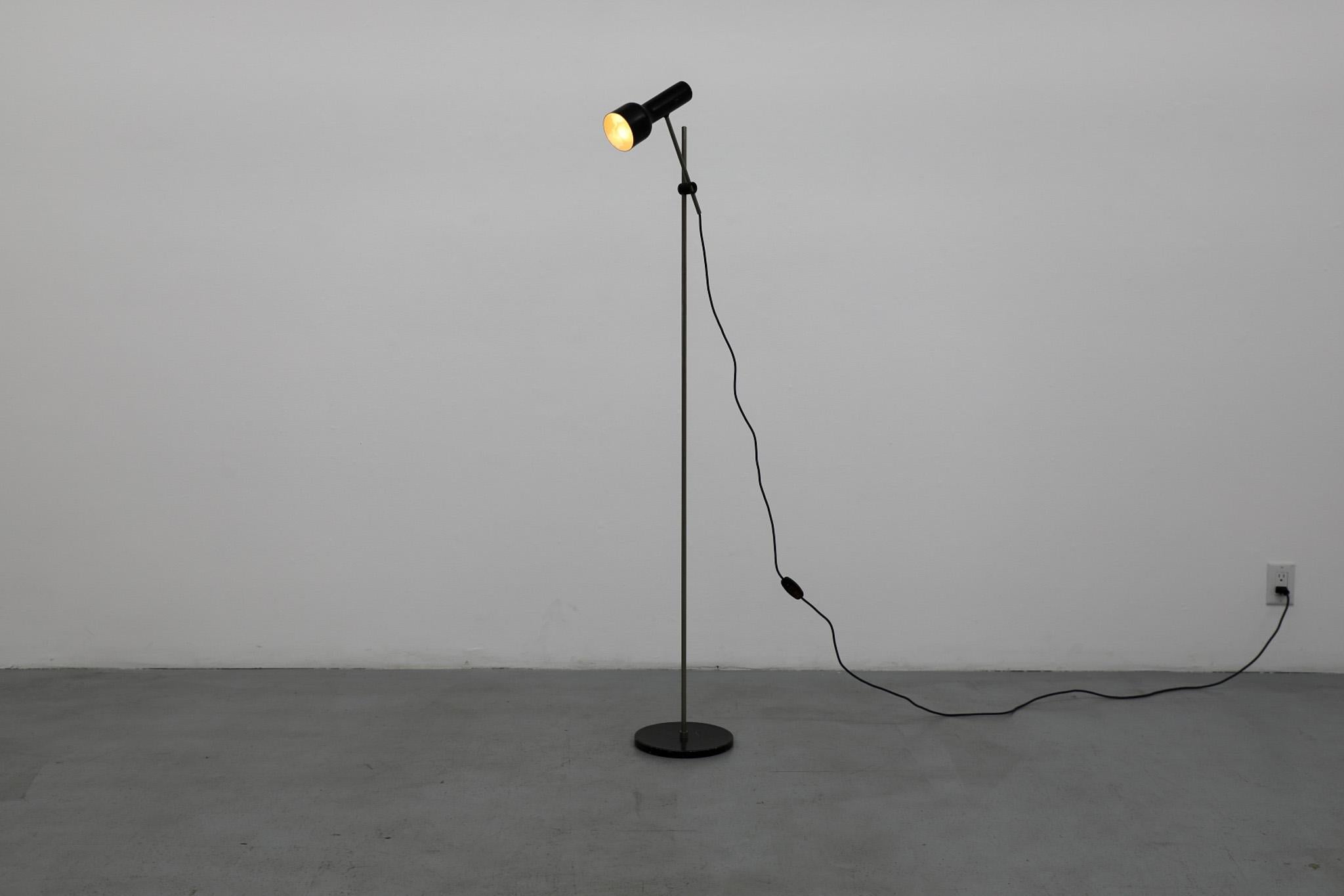 Lampadaire hollandais du milieu du siècle de style Hala émaillé noir avec Stem chromé en vente 3