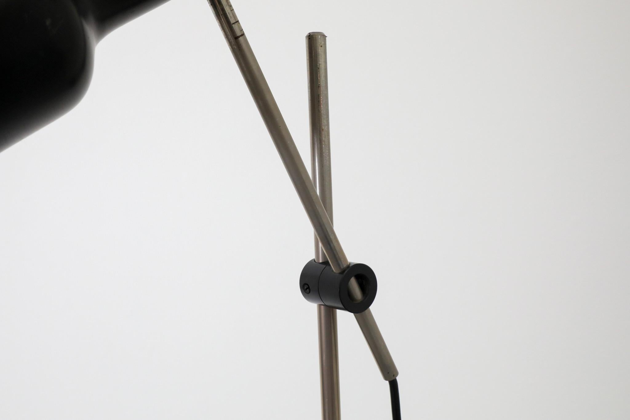 Lampadaire hollandais du milieu du siècle de style Hala émaillé noir avec Stem chromé en vente 7