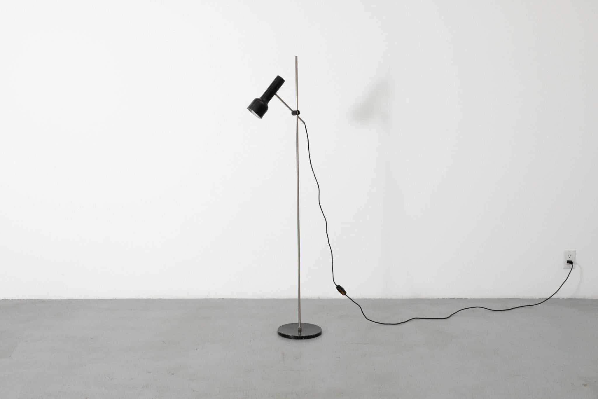 Lampadaire hollandais du milieu du siècle dernier, années 1960, avec réglage de la hauteur et de la position. La lampe est fabriquée en métal émaillé noir et possède une tige chromée attrayante et contrastante. En état d'origine, avec quelques