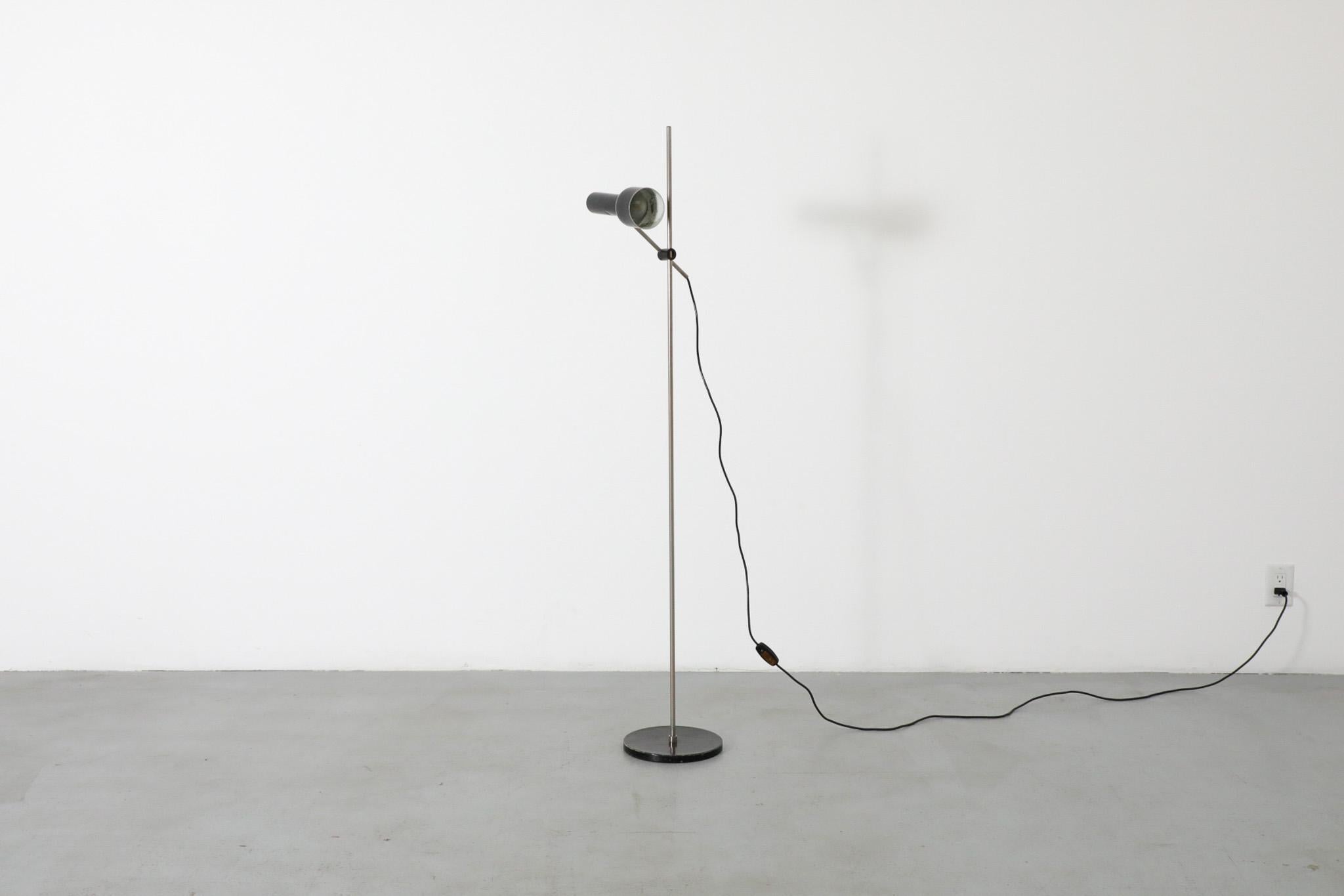 Mid-Century Modern Lampadaire hollandais du milieu du siècle de style Hala émaillé noir avec Stem chromé en vente
