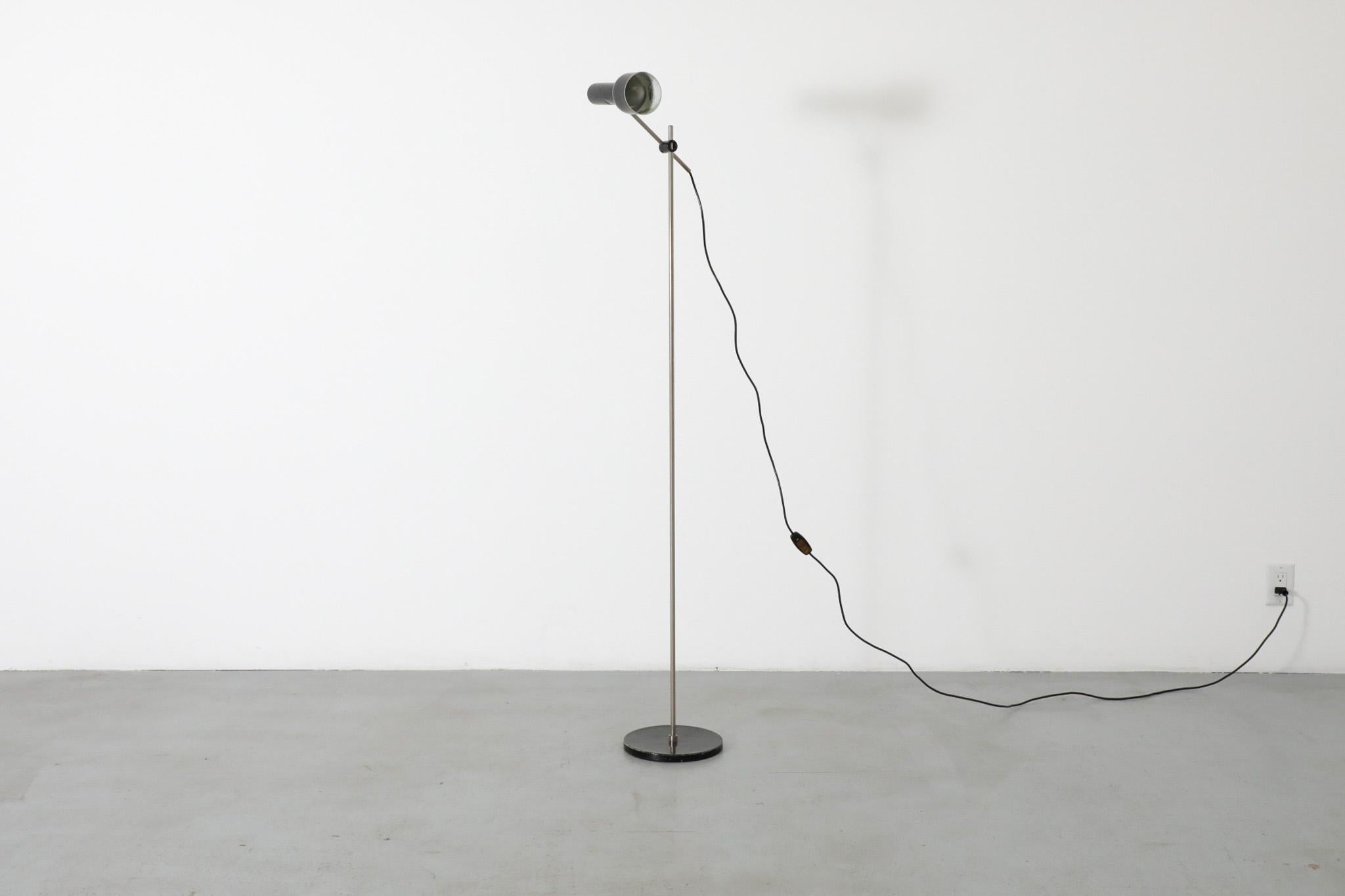 Néerlandais Lampadaire hollandais du milieu du siècle de style Hala émaillé noir avec Stem chromé en vente