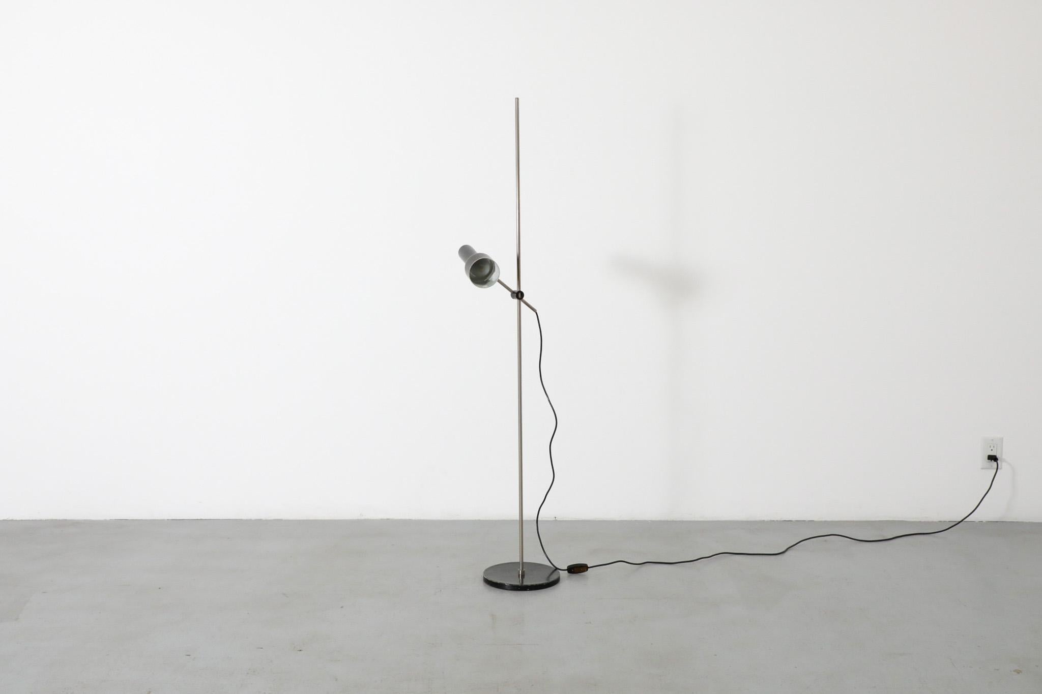Émaillé Lampadaire hollandais du milieu du siècle de style Hala émaillé noir avec Stem chromé en vente