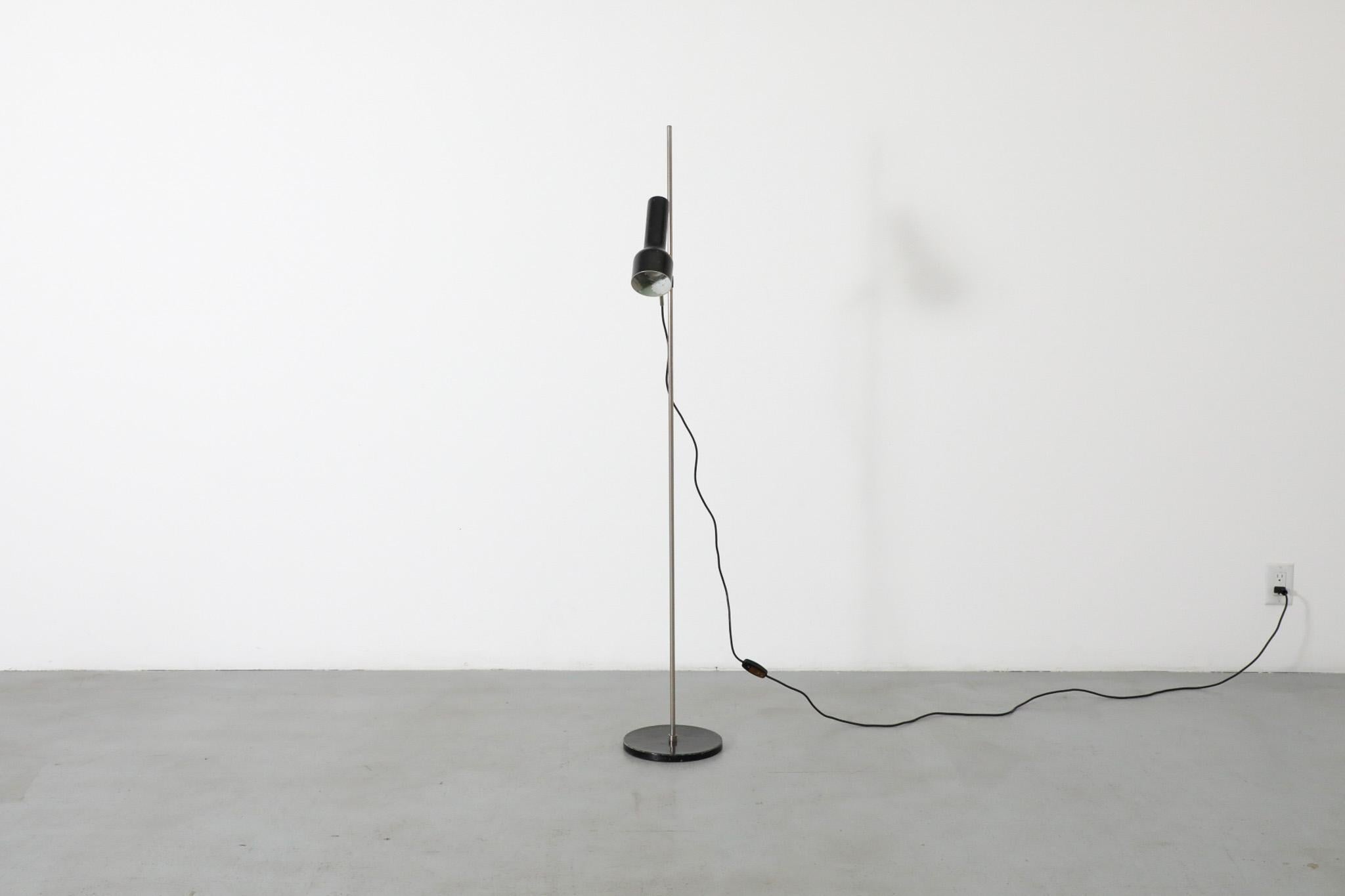 Lampadaire hollandais du milieu du siècle de style Hala émaillé noir avec Stem chromé Bon état - En vente à Los Angeles, CA