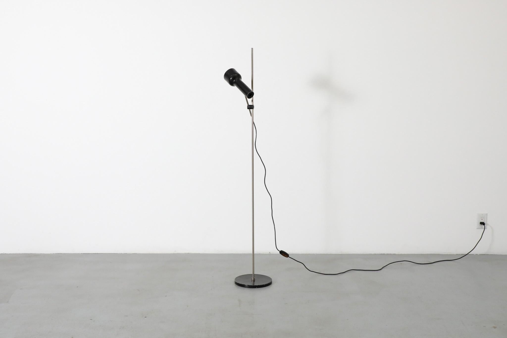 20ième siècle Lampadaire hollandais du milieu du siècle de style Hala émaillé noir avec Stem chromé en vente