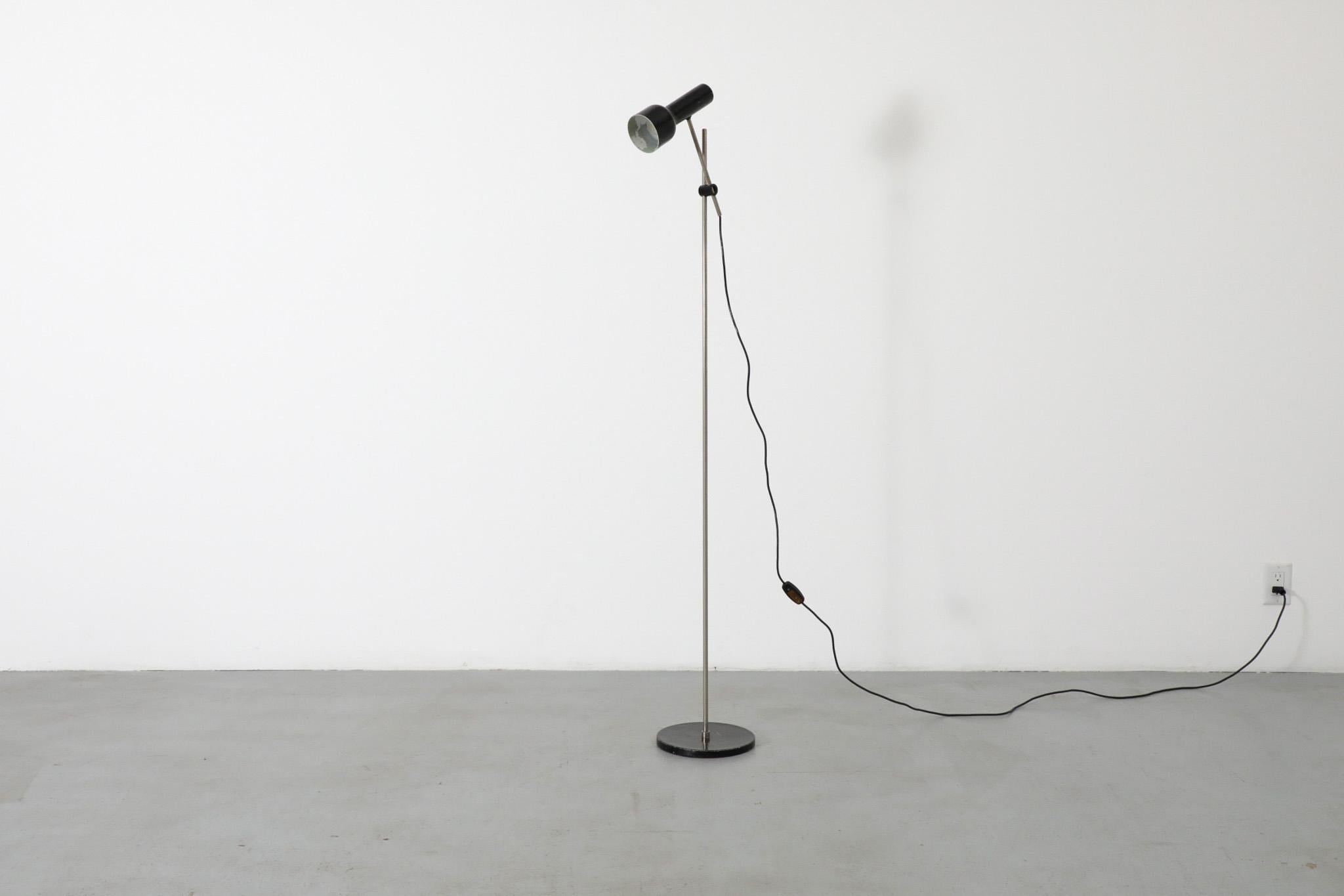 Métal Lampadaire hollandais du milieu du siècle de style Hala émaillé noir avec Stem chromé en vente