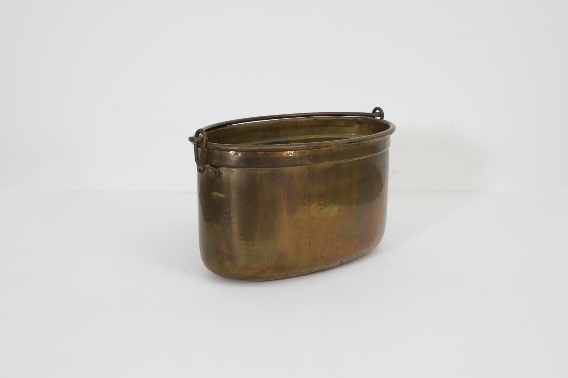 Dutch Mid-Century Brass Fireside Bucket with Decorative Handle In Good Condition In Los Angeles, CA