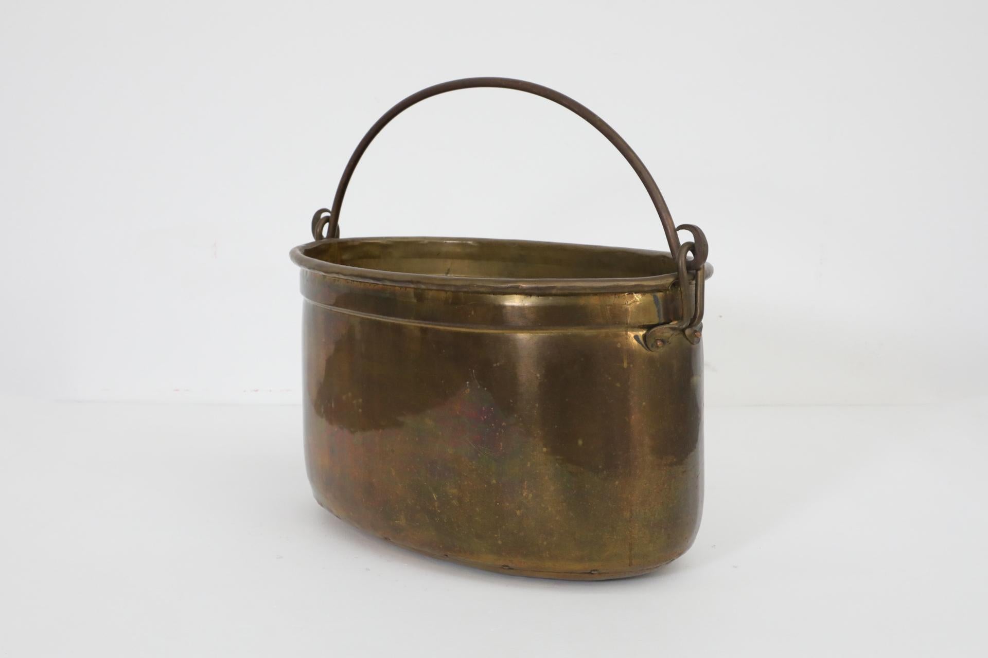 Dutch Mid-Century Brass Fireside Bucket with Decorative Handle 4