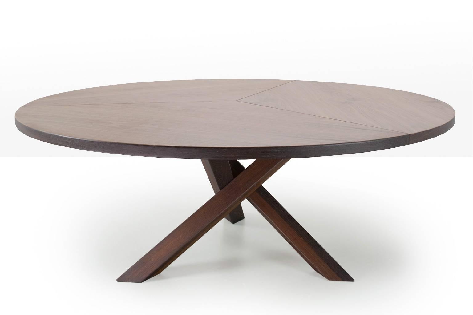 Extra large (180cm / 70.9 inch) round Martin Visser tripod dining room table completely restored, with a completely new layer of excellent walnut veneer, wengé legs and all polished and finished with matt varnish.

The tabletop is divided in three
