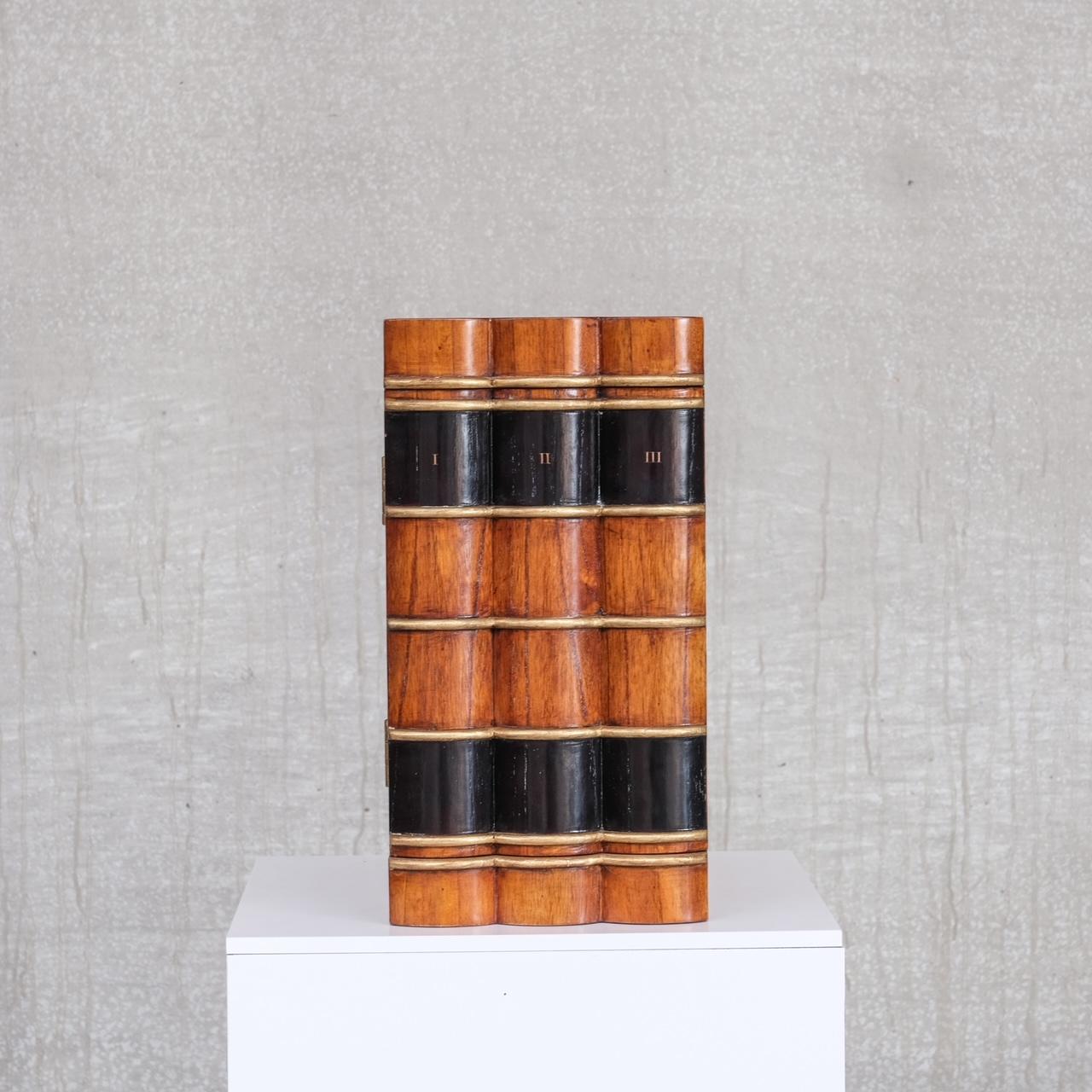 Un mobile bar in legno o un mobile contenitore nascosto. 

Olanda, anni '1960 circa. 

Travestiti da libri. Ideale quindi come mensola o come curio per la mensola del caminetto. 

Posizione: Belgio Galleria. 

Dimensioni: 40 D. x 24 L. x 45