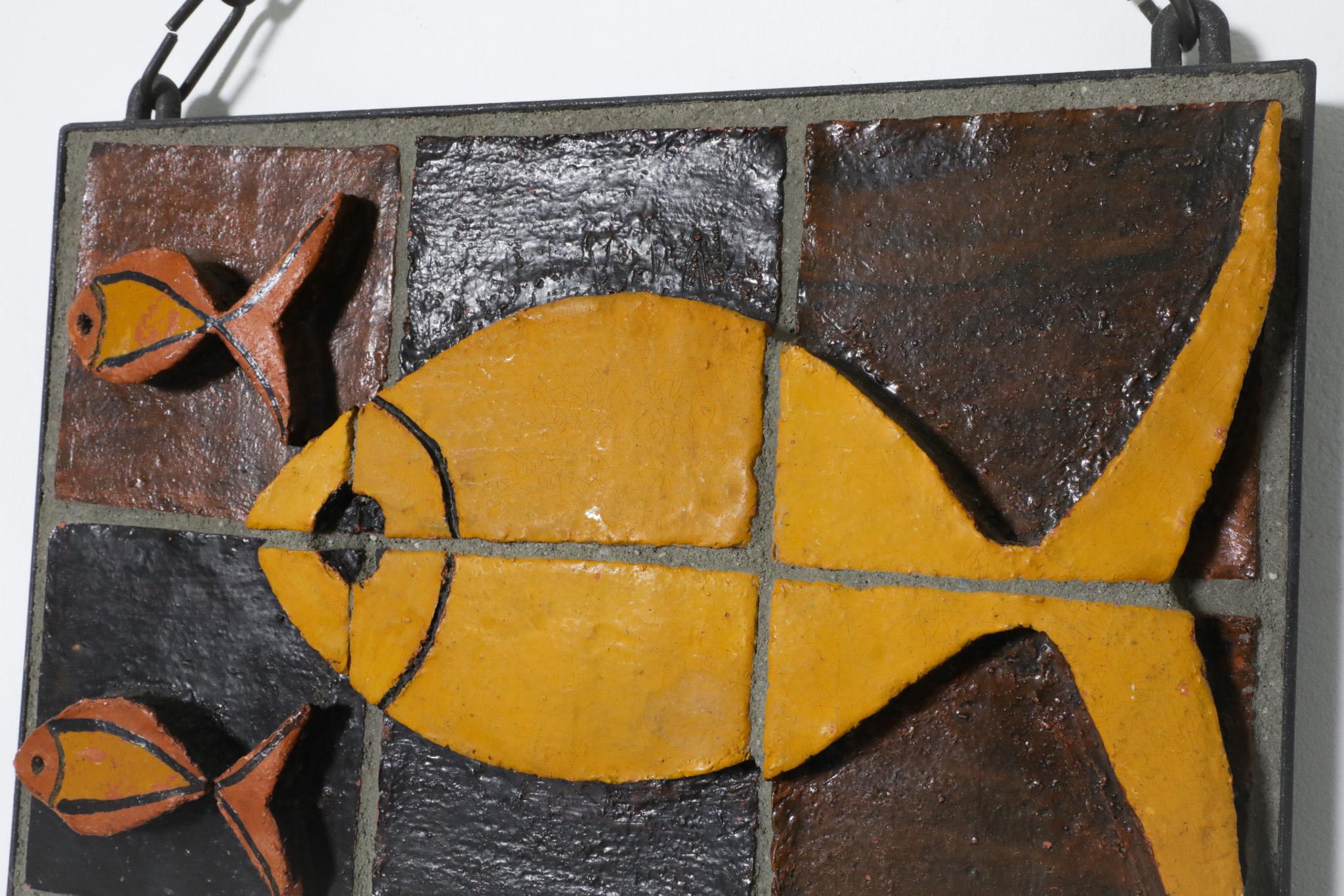 Placa mural de cerámica, hierro y hormigón de mediados de siglo con relieve de pez Cerámico en venta