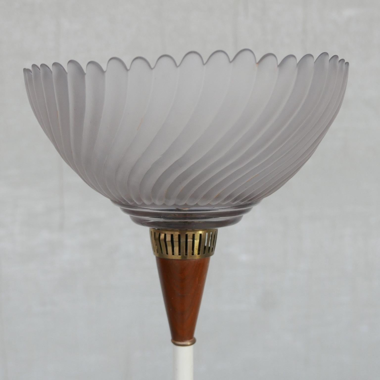 Lampada da terra olandese di metà secolo con paralume in vetro in vendita 2