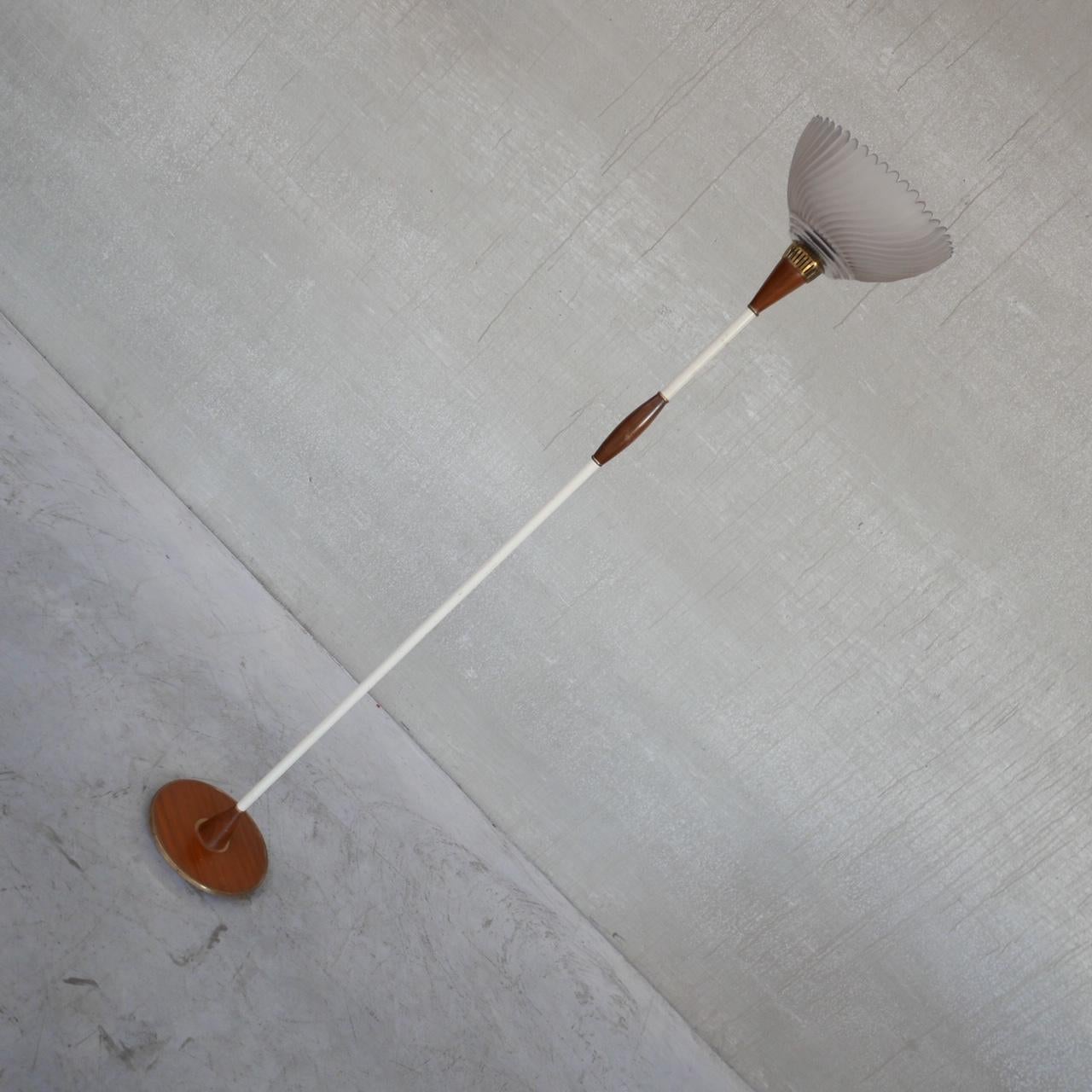 Un'elegante lampada da terra della metà del secolo scorso. 

Olanda, anni '1960 circa. 

Stelo in metallo, teak e paralume in vetro di buona qualità. 

Usura commisurata all'età, alcuni graffi e segni sulla vernice. Potrebbe essere