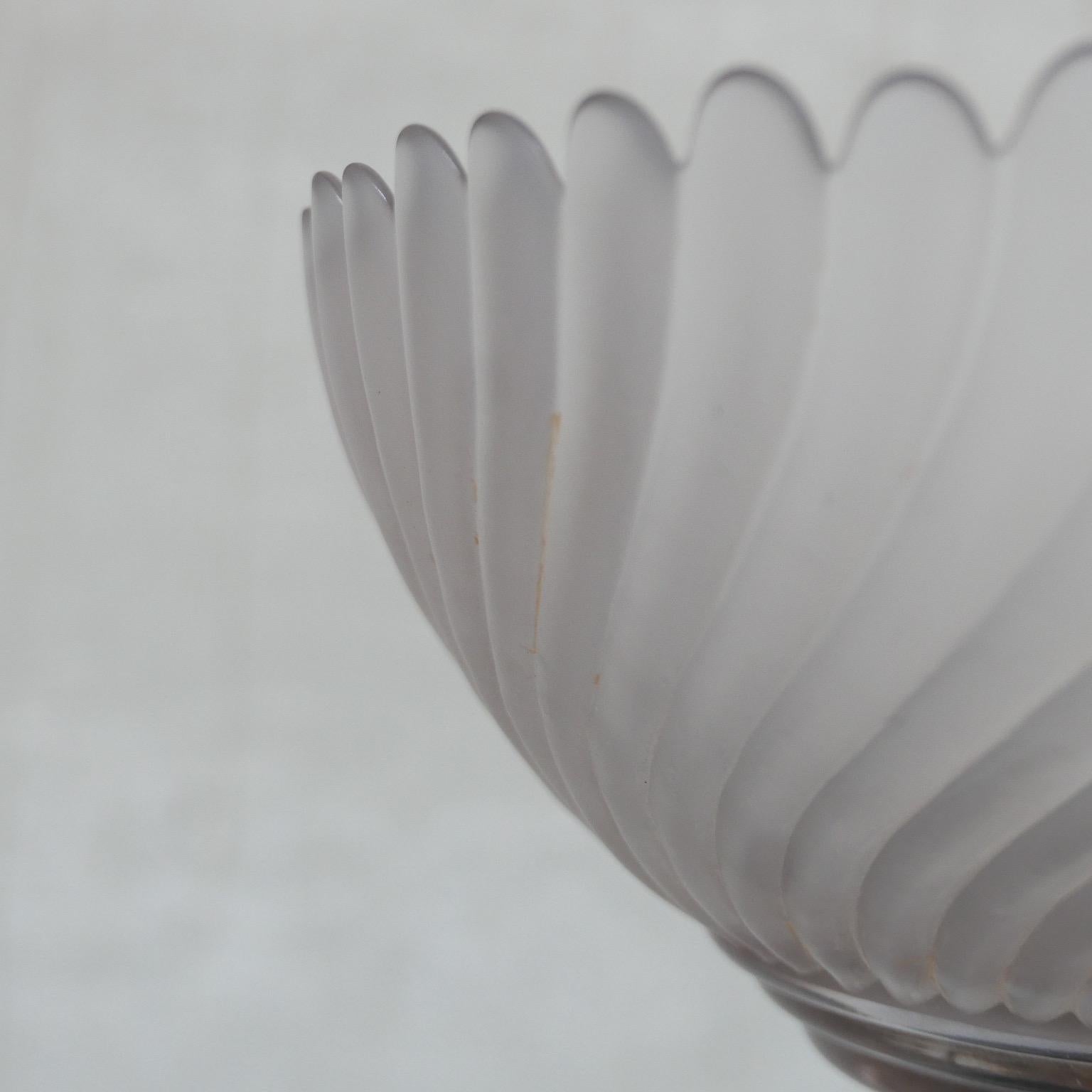 Metallo Lampada da terra olandese di metà secolo con paralume in vetro in vendita
