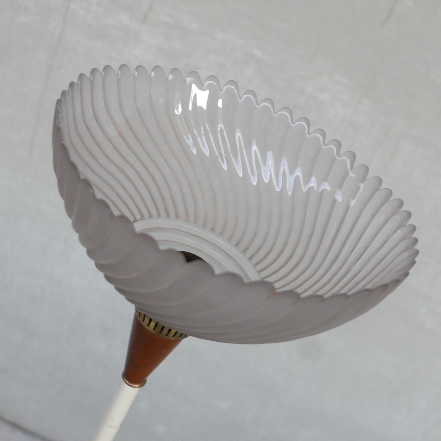 Lampada da terra olandese di metà secolo con paralume in vetro in vendita 1