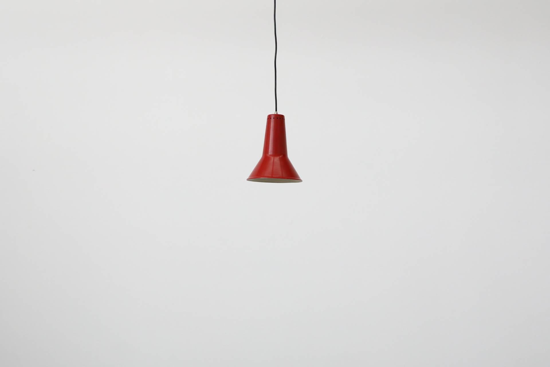 Mid-Century moderno Lampada a sospensione a cono in alluminio smaltato rosso Hagoort, olandese di metà secolo in vendita