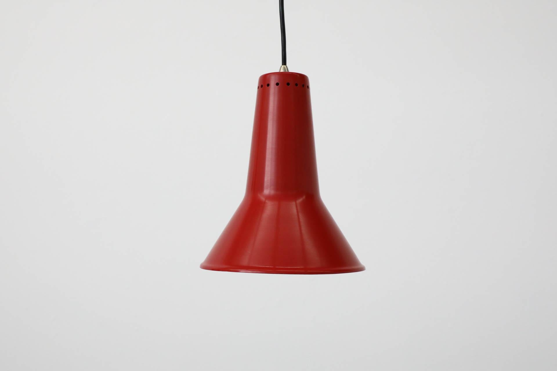 Olandese Lampada a sospensione a cono in alluminio smaltato rosso Hagoort, olandese di metà secolo in vendita