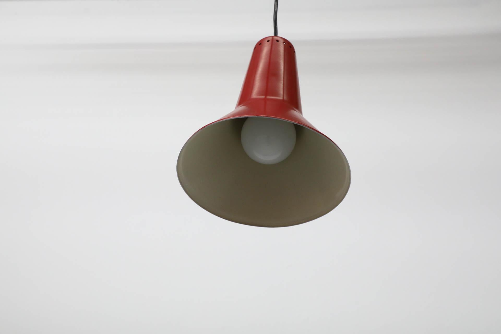 Smaltato Lampada a sospensione a cono in alluminio smaltato rosso Hagoort, olandese di metà secolo in vendita