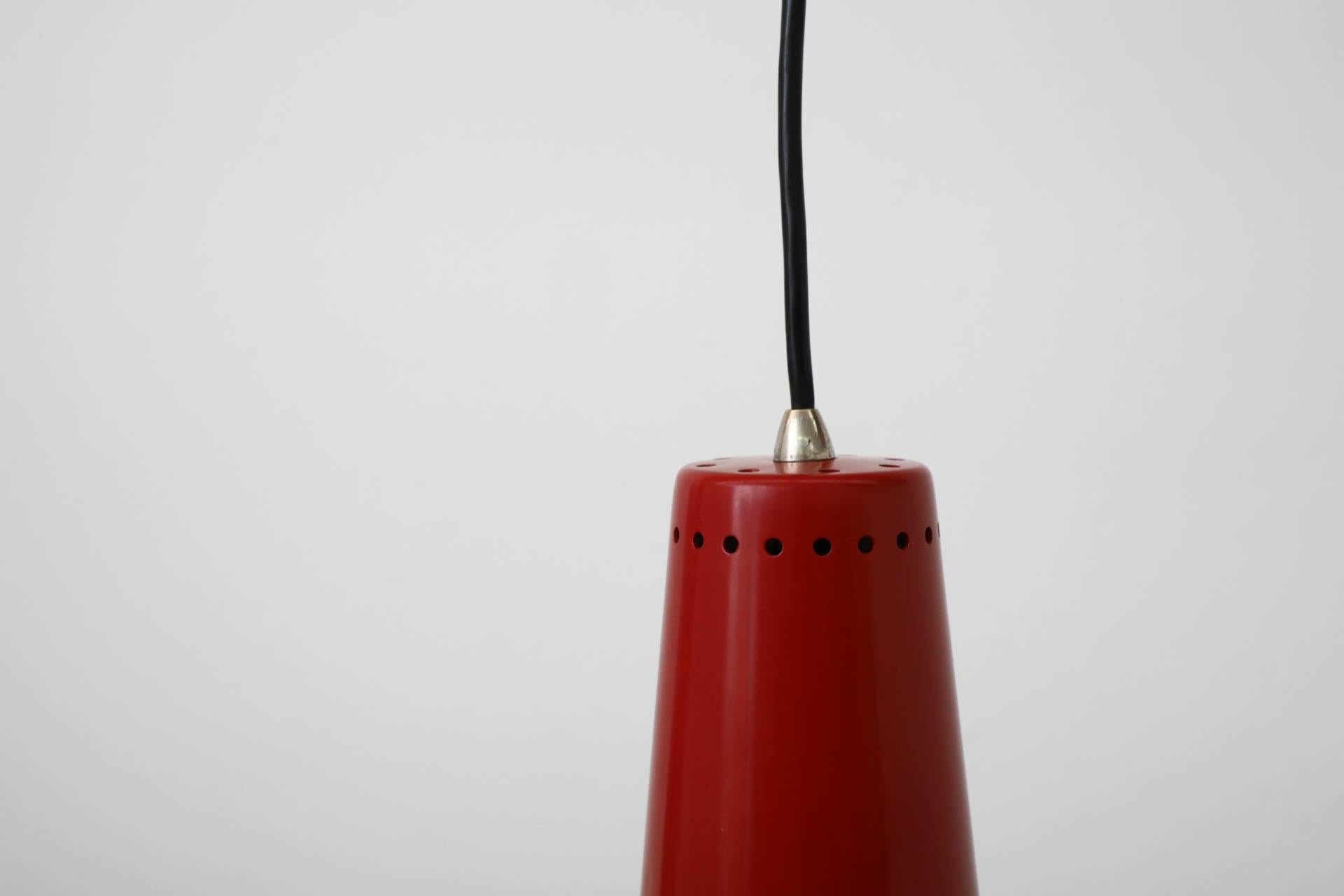 Lampada a sospensione a cono in alluminio smaltato rosso Hagoort, olandese di metà secolo In condizioni buone in vendita a Los Angeles, CA