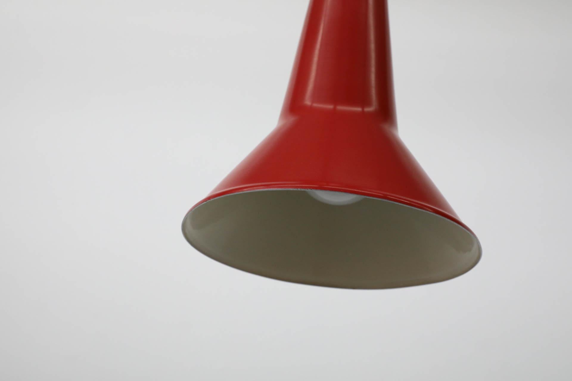 XX secolo Lampada a sospensione a cono in alluminio smaltato rosso Hagoort, olandese di metà secolo in vendita