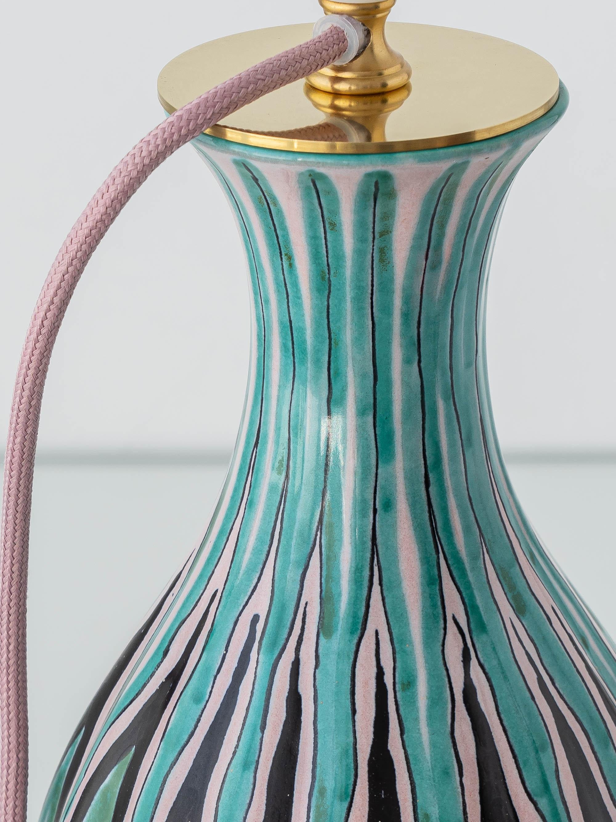 Fatto a mano Lampada da tavolo olandese della metà del secolo scorso dipinta a mano in Gouda Pottery in vendita