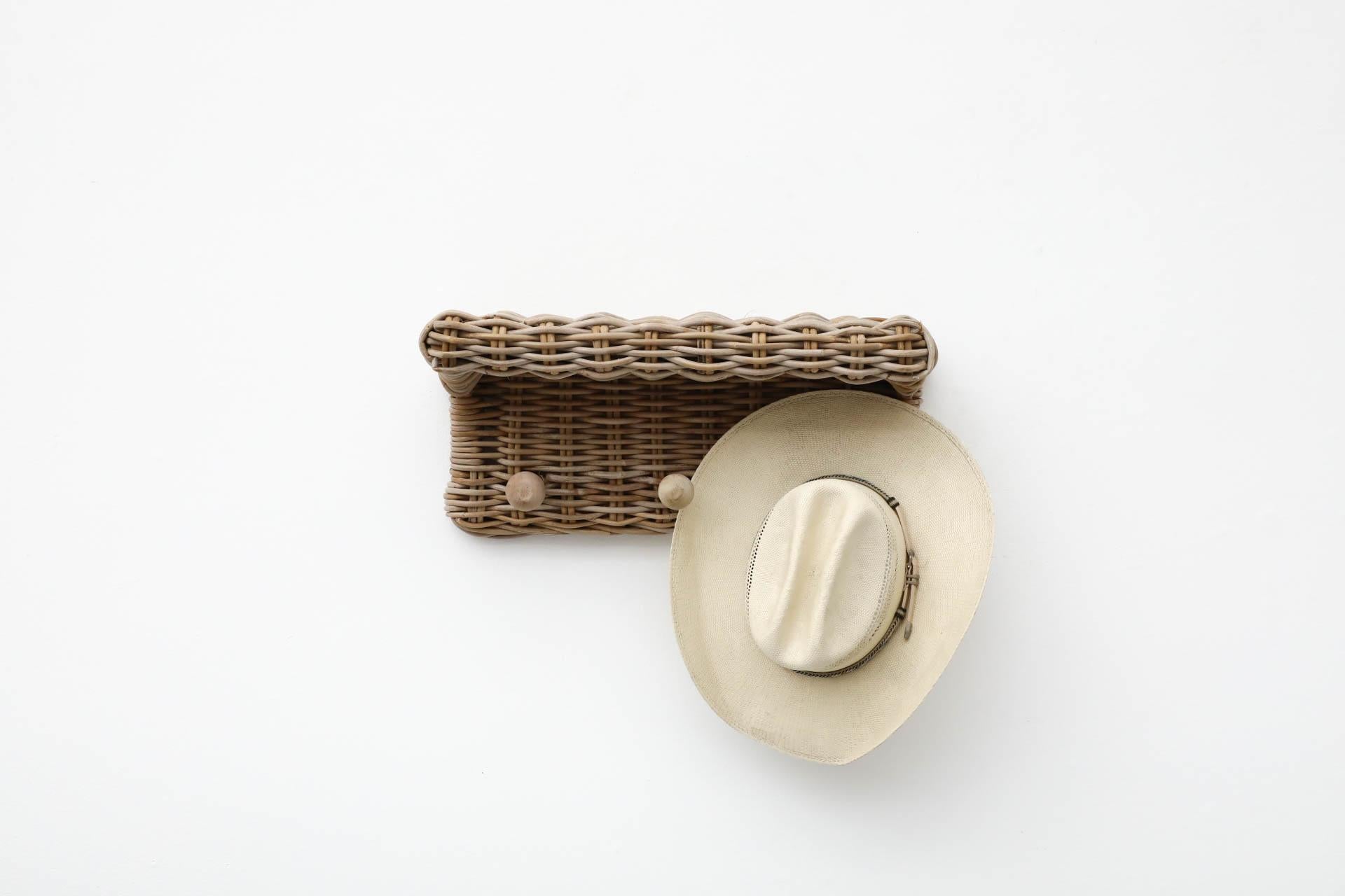 Questo pezzo unico e funzionale combina un appendiabiti da parete in vimini intrecciato a mano e una mensola abbastanza resistente per cappelli e borse, oppure ideale per esporre piccole piante, libri o altri oggetti decorativi. Intrecciato a mano