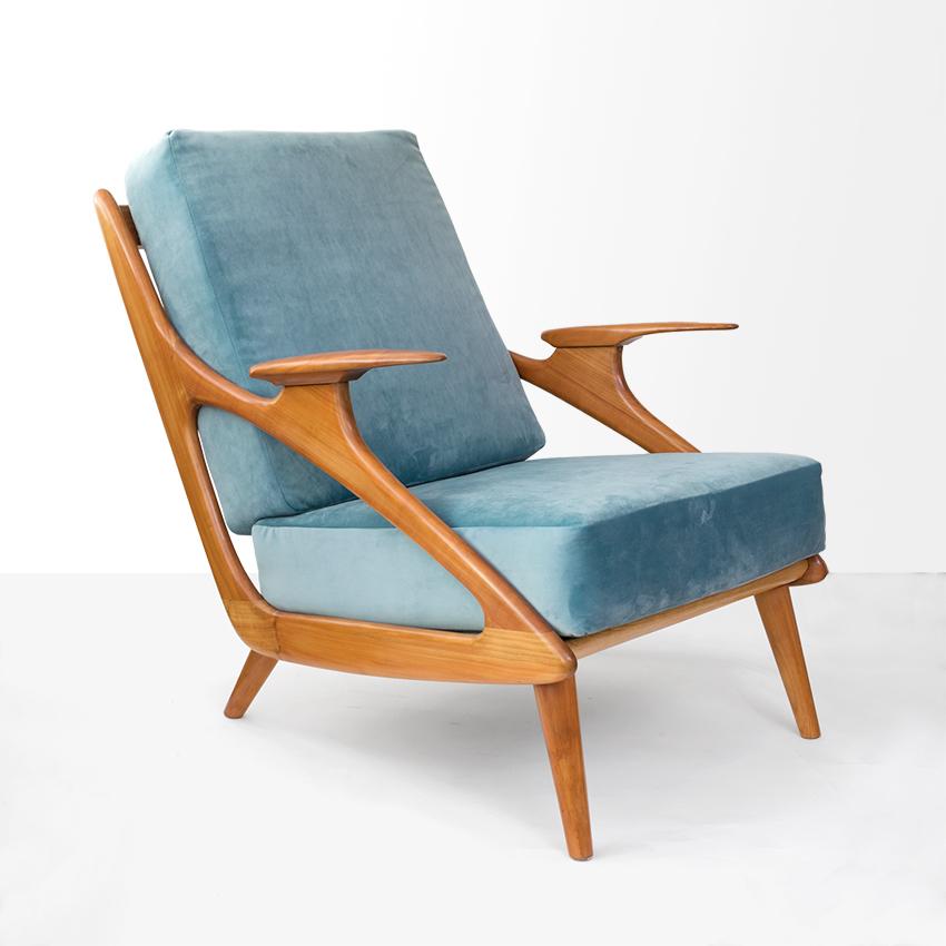 Ultra Mid-Century Modern carved cherrywood lounge chair with blue velvet upholstered cushions. Newly restored and reupholstered made by B. Spuij's, Netherlands, 1950s.
 
Measures: Height 33.5