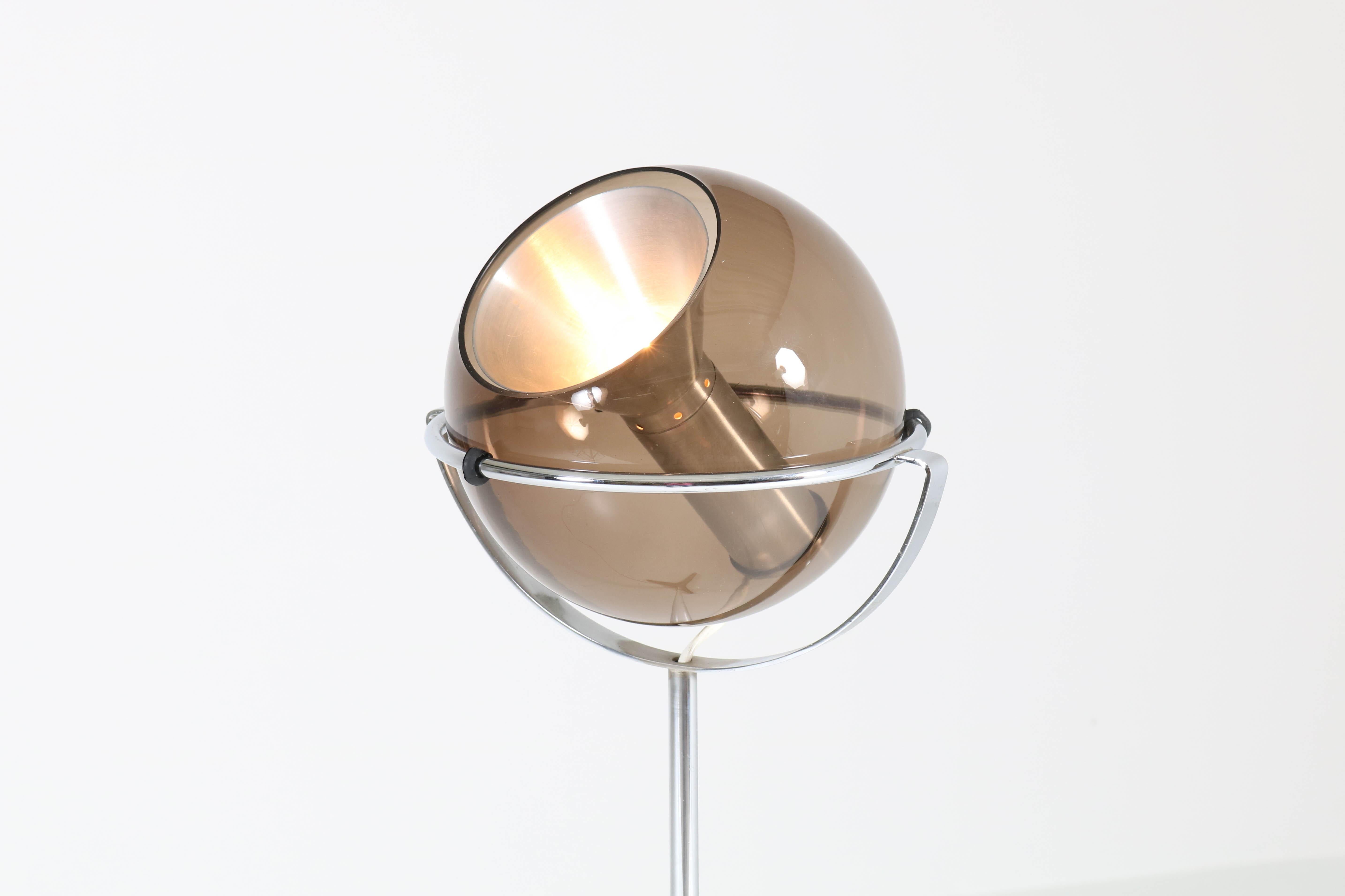 Stunning Mid-Century Modern floor lamp.
Design by Frank Ligtelijn for RAAK Amsterdam.
Striking Dutch design from the 1960s.
Original adjustable in various positions spherical smoked glass shade on chrome stem which is adjustable in height.
In
