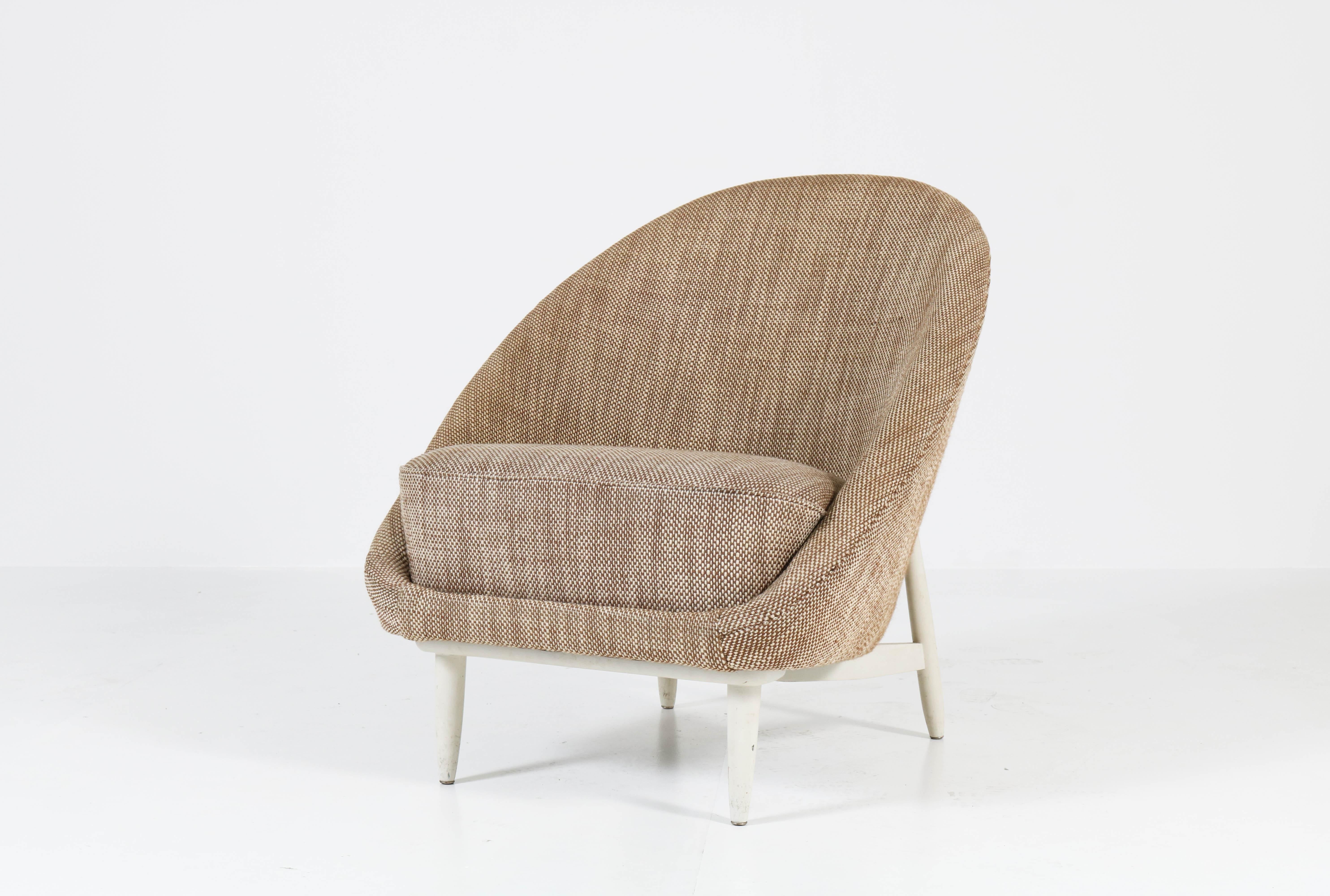 Wonderful and rare Mid-Century Modern model 115 lounge chair.
Design by Theo Ruth for Artifort.
Striking Dutch design from the 1950s.
White lacquered beech frame with original light brown upholstery.
In good original condition with minor wear