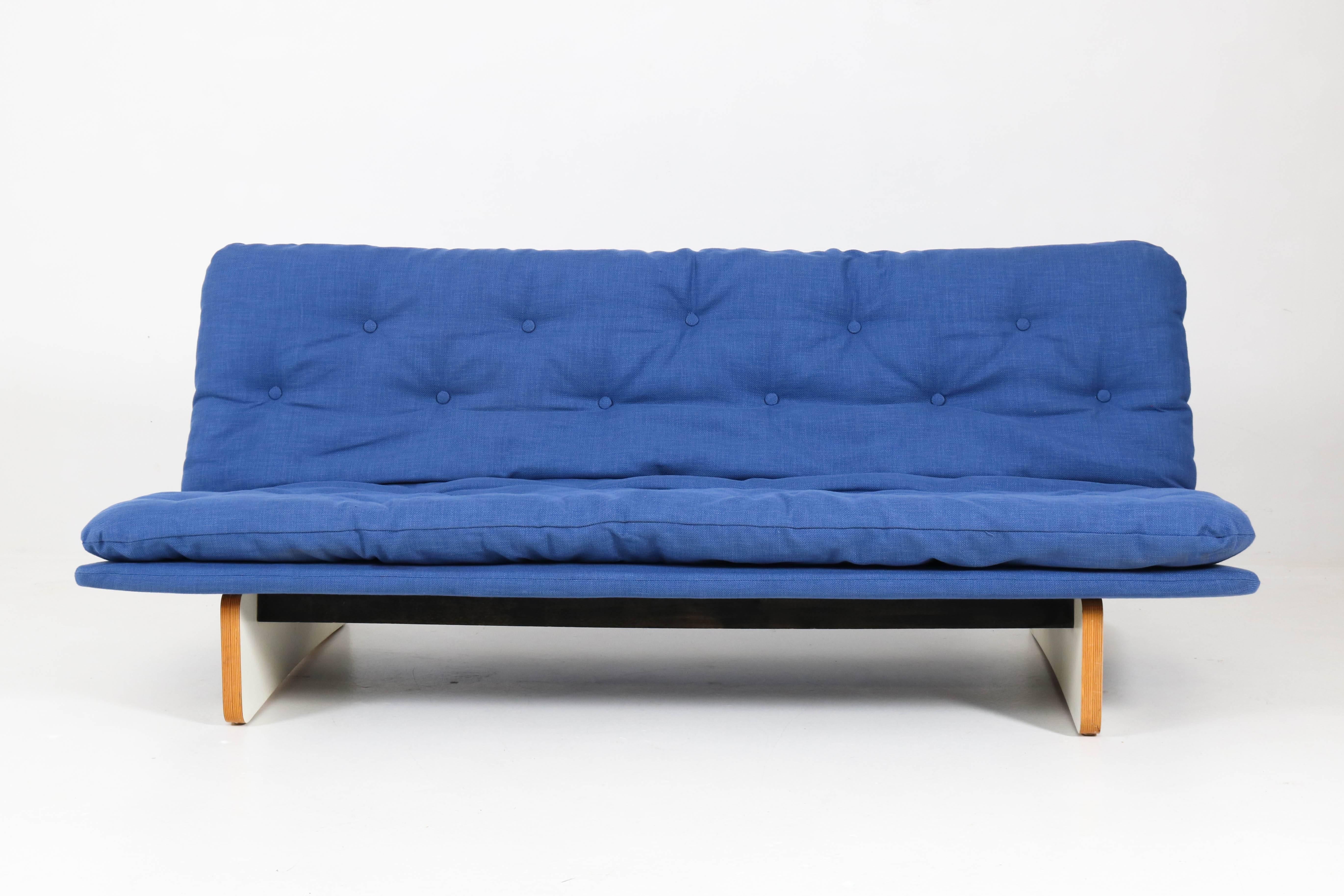 Funky Mid-Century Modern sofa 671 by Kho Liang Le for Artifort.
Striking Dutch design from the 1960s.
White laminated plywood base with re-upholstered wooden seating.
Marked with metal tag Artifort.
Re-upholstered cushion with new blue Italian