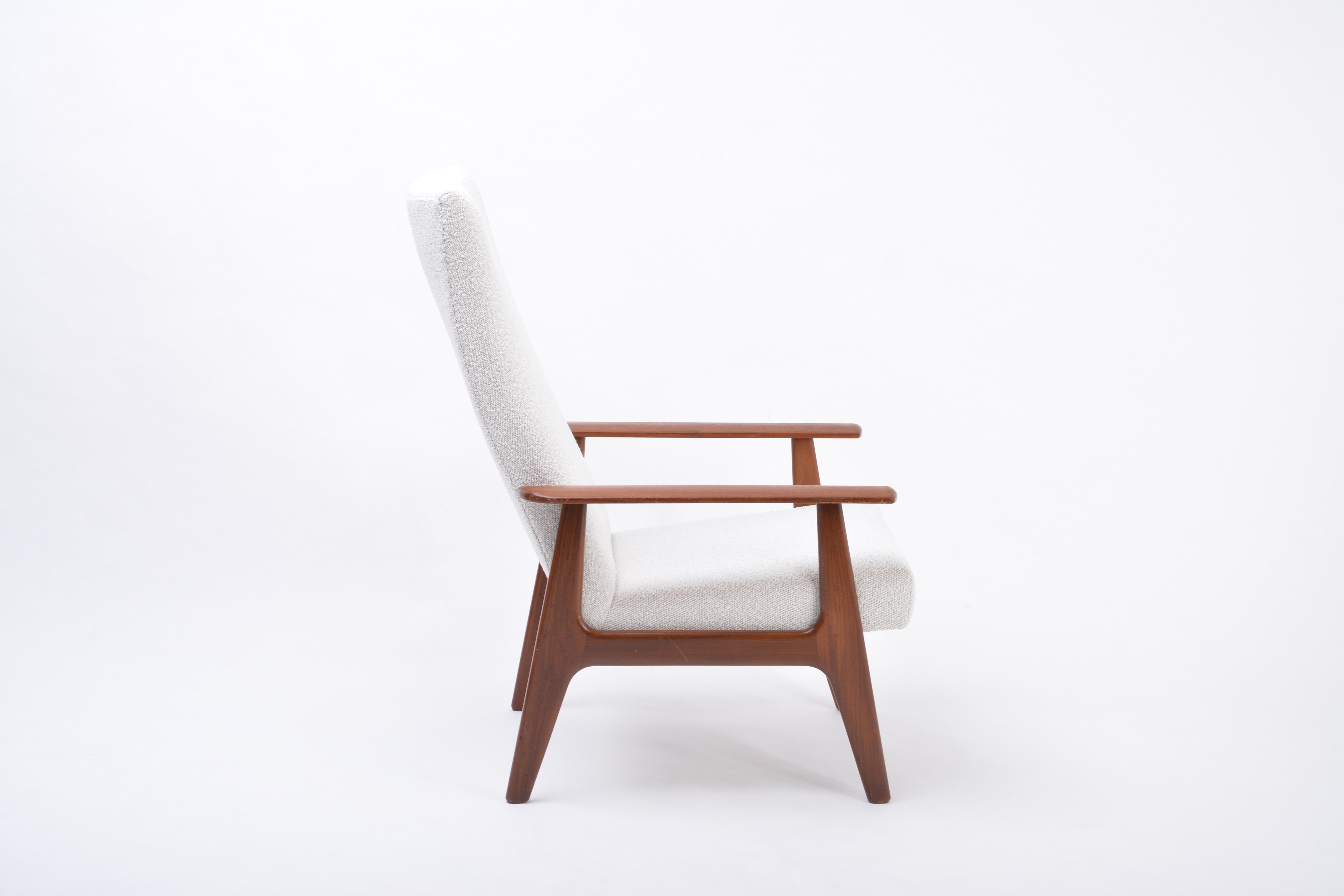 Dutch Mid-Century Modern Teak Lounge Chair by Topform reupholstered in Bouclé
This lounge chair was produced by Topform in the Netherlands in the 1970s. The structure is made of teak wood. The chair has been reupholstered completely using a white