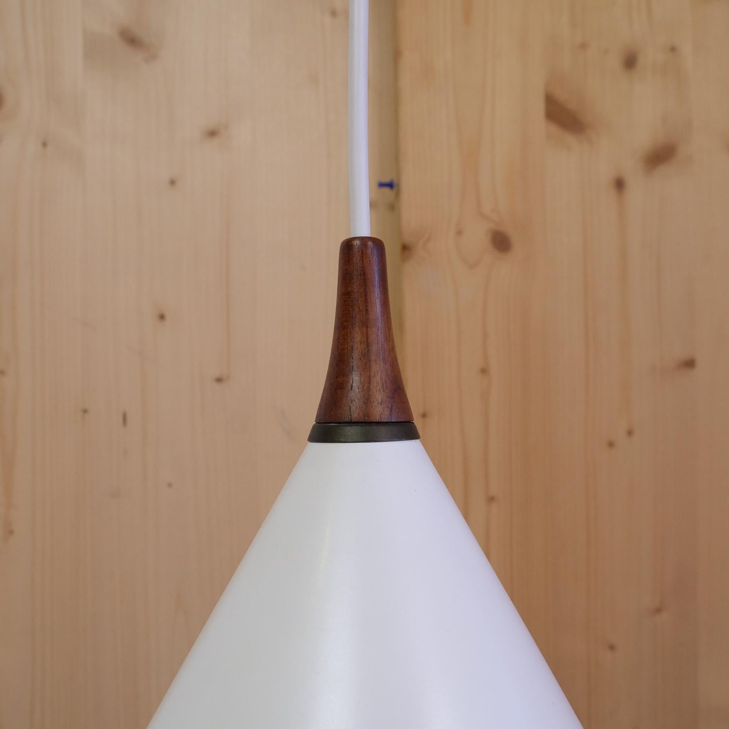 Wall lamp by designer Willem Hagoort, for Hagoort lighting (the Netherlands) during the 1960s.

Lamp shade has an adjustable height, and can be rotated. Electric cabling has been replaced and checked to be in working condition. Aluminum hood and