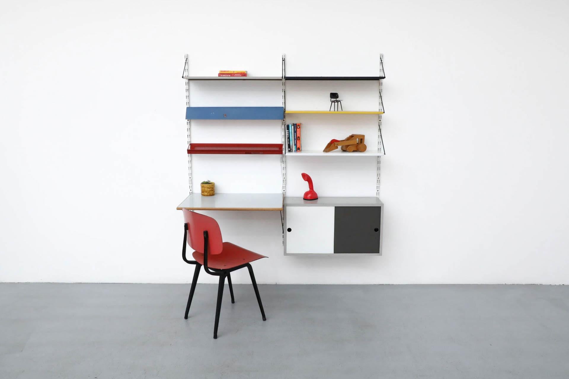 Questa parete attrezzata, un pezzo unico del Mid-Century olandese, è stata prodotta da Pilastro e presenta una scrivania in legno con piano in laminato, un mobile in legno con ante scorrevoli in legno, un cestino rosso traforato e una luce smaltata
