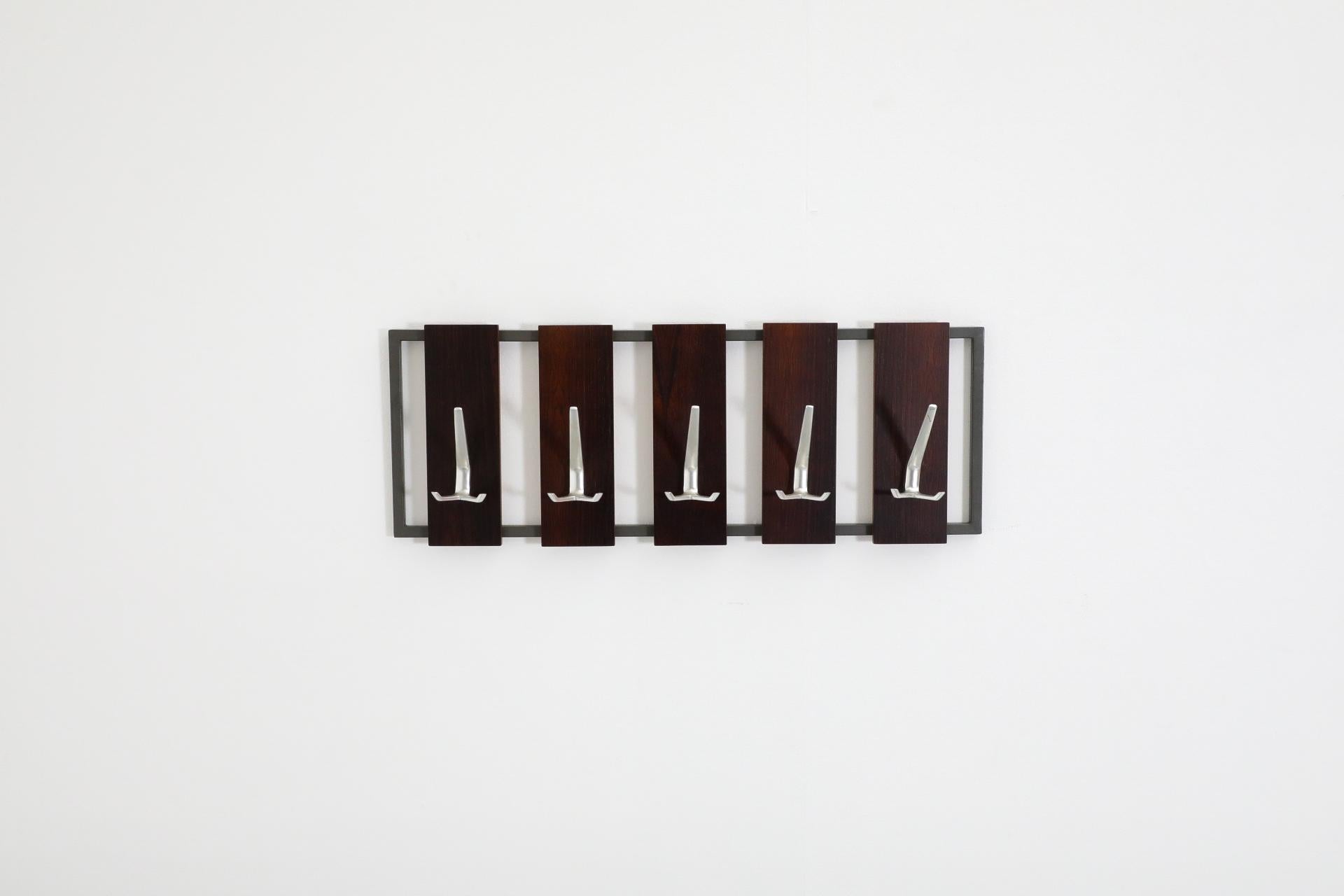 Mid-Century moderno Appendiabiti da parete in legno di palissandro della metà del secolo scorso con cinque pannelli con ganci in vendita