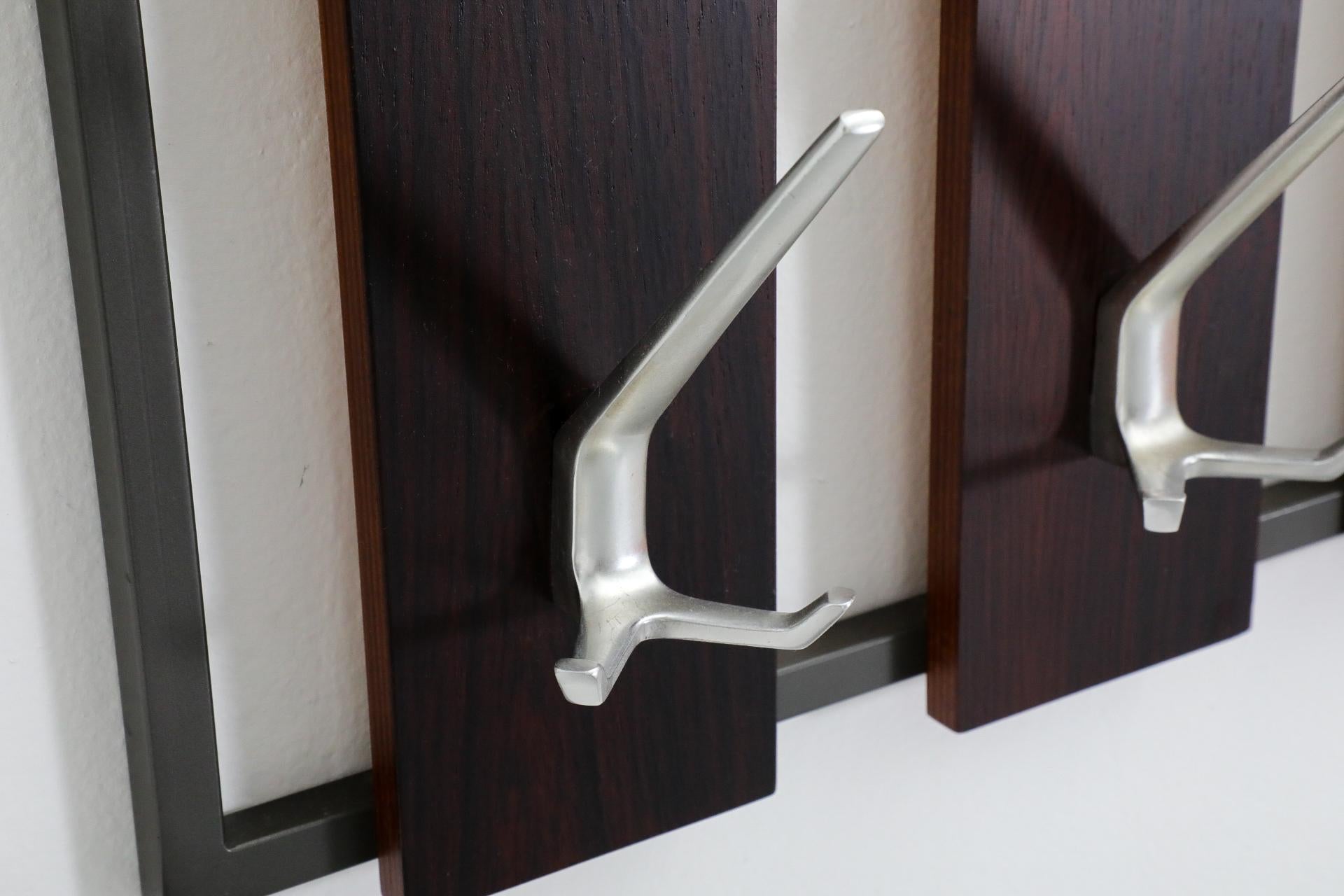 Alluminio Appendiabiti da parete in legno di palissandro della metà del secolo scorso con cinque pannelli con ganci in vendita