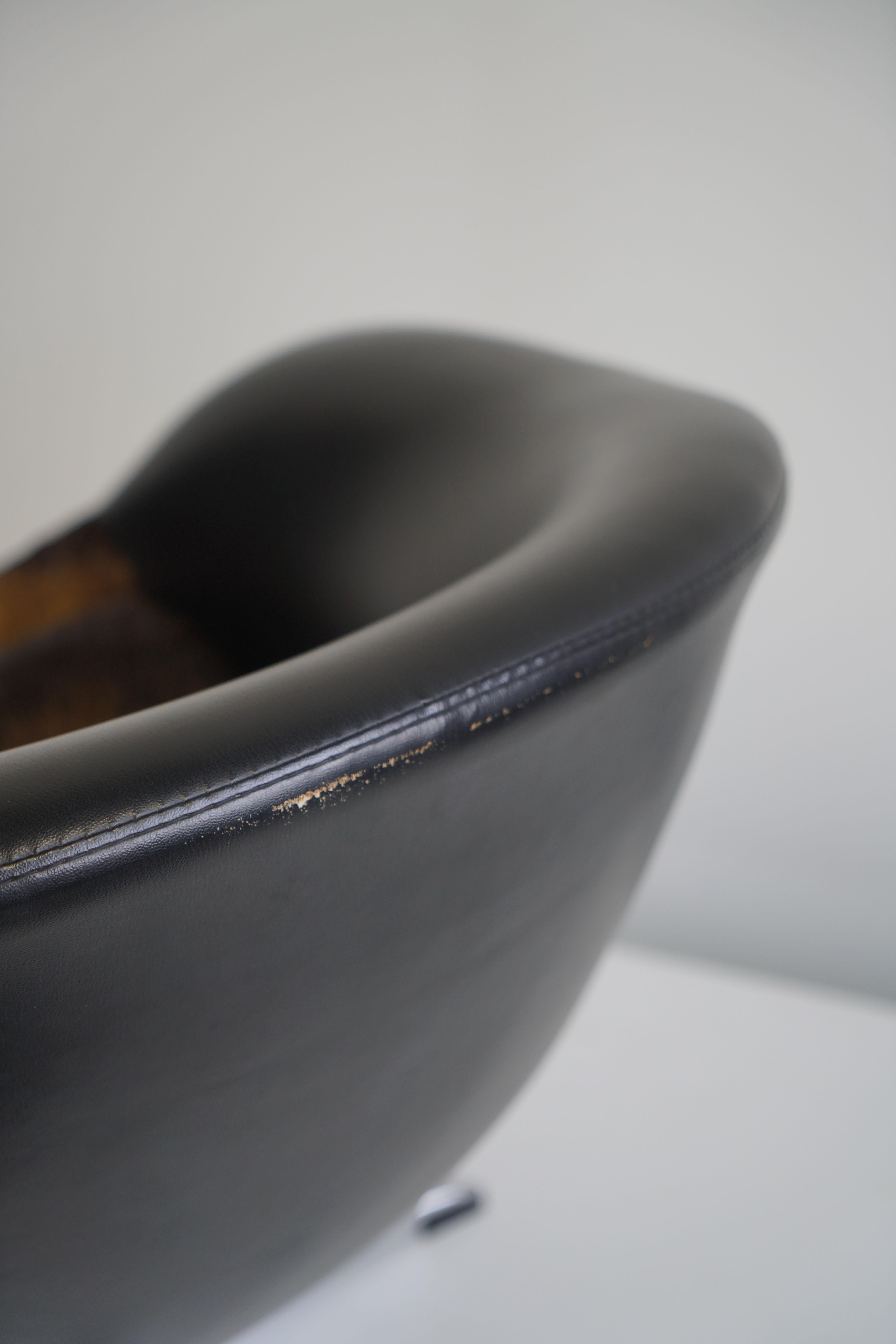 Mid-Century Modern Dutch Mid-Century Swivel Tub Chair in Black Leather and Fur Pad For Sale