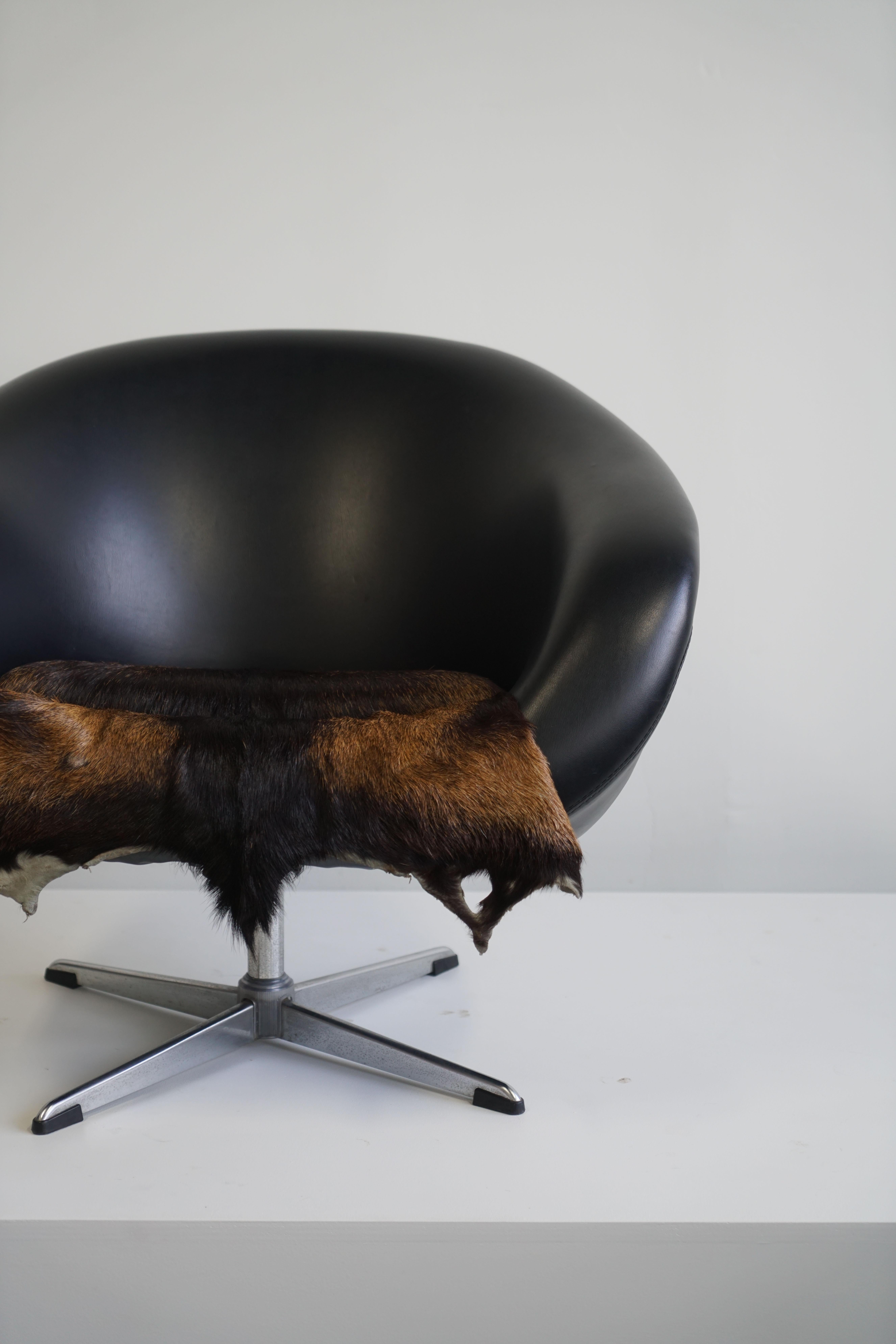 Dutch Mid-Century Swivel Tub Chair in Black Leather and Fur Pad In Good Condition For Sale In Chicago, IL
