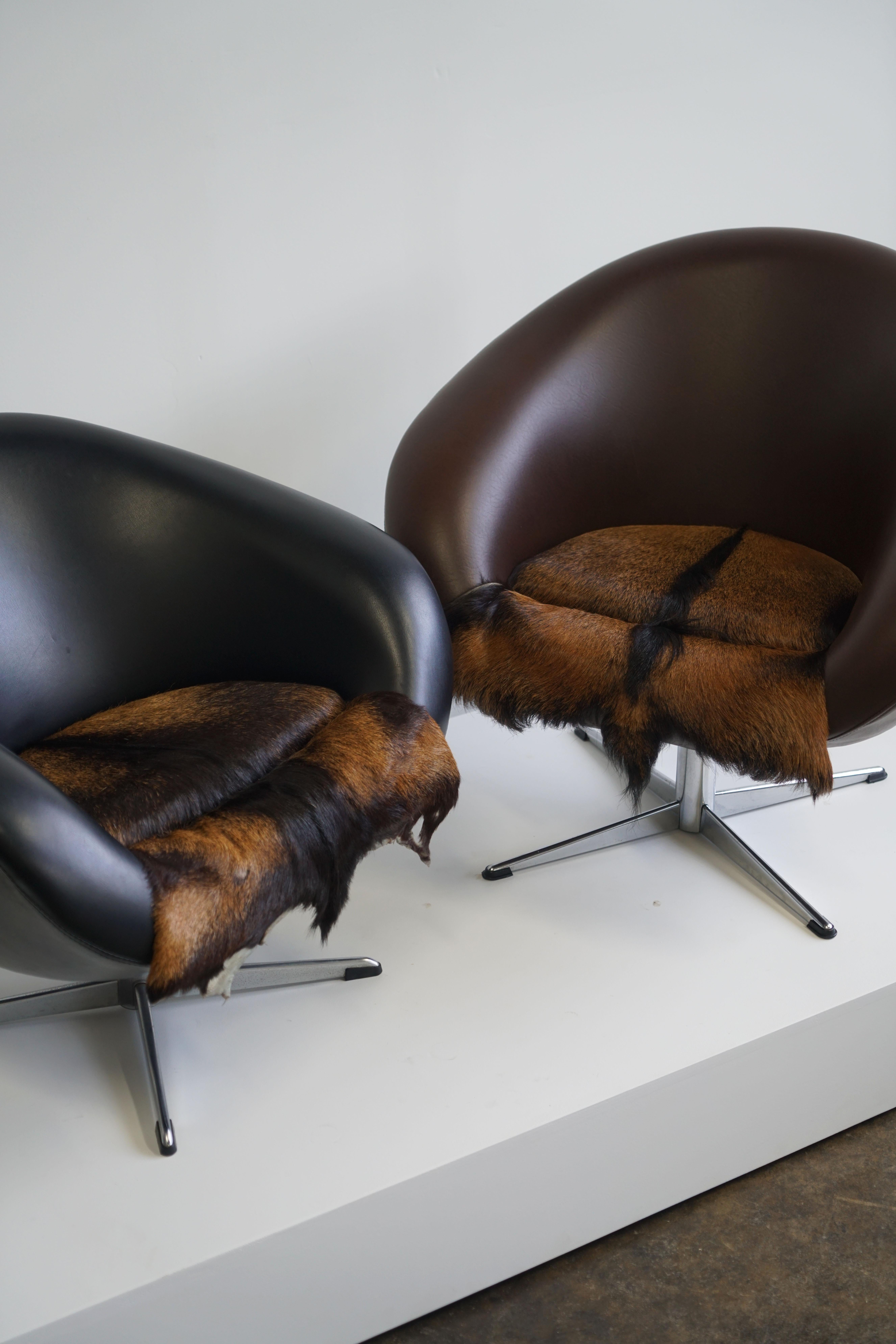 Mid-20th Century Dutch Mid-Century Swivel Tub Chair in Black Leather and Fur Pad For Sale
