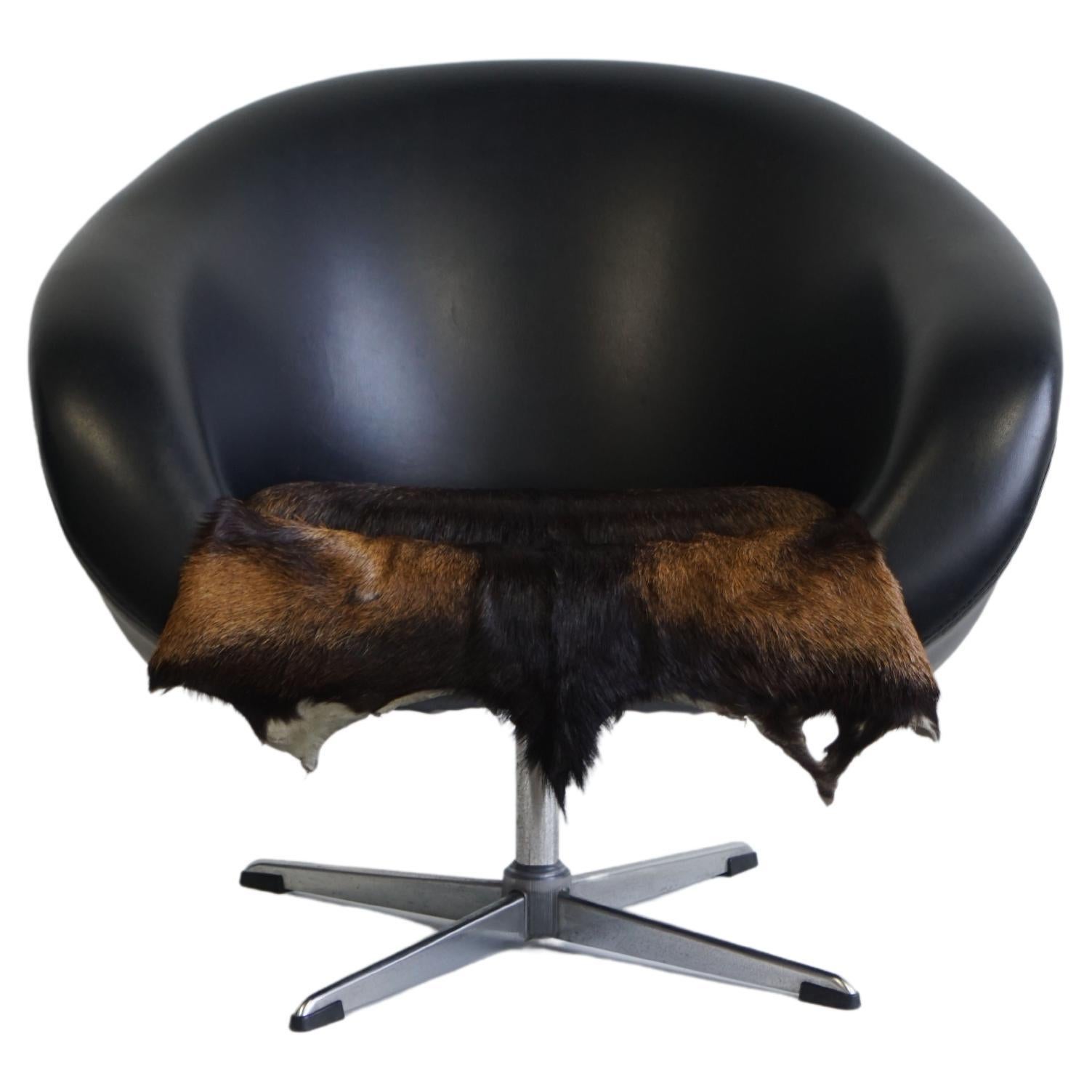 Dutch Mid-Century Swivel Tub Chair in Black Leather and Fur Pad For Sale