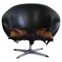 Retro Dutch Mid-Century Swivel Tub Chair in Black Leather and Fur Pad