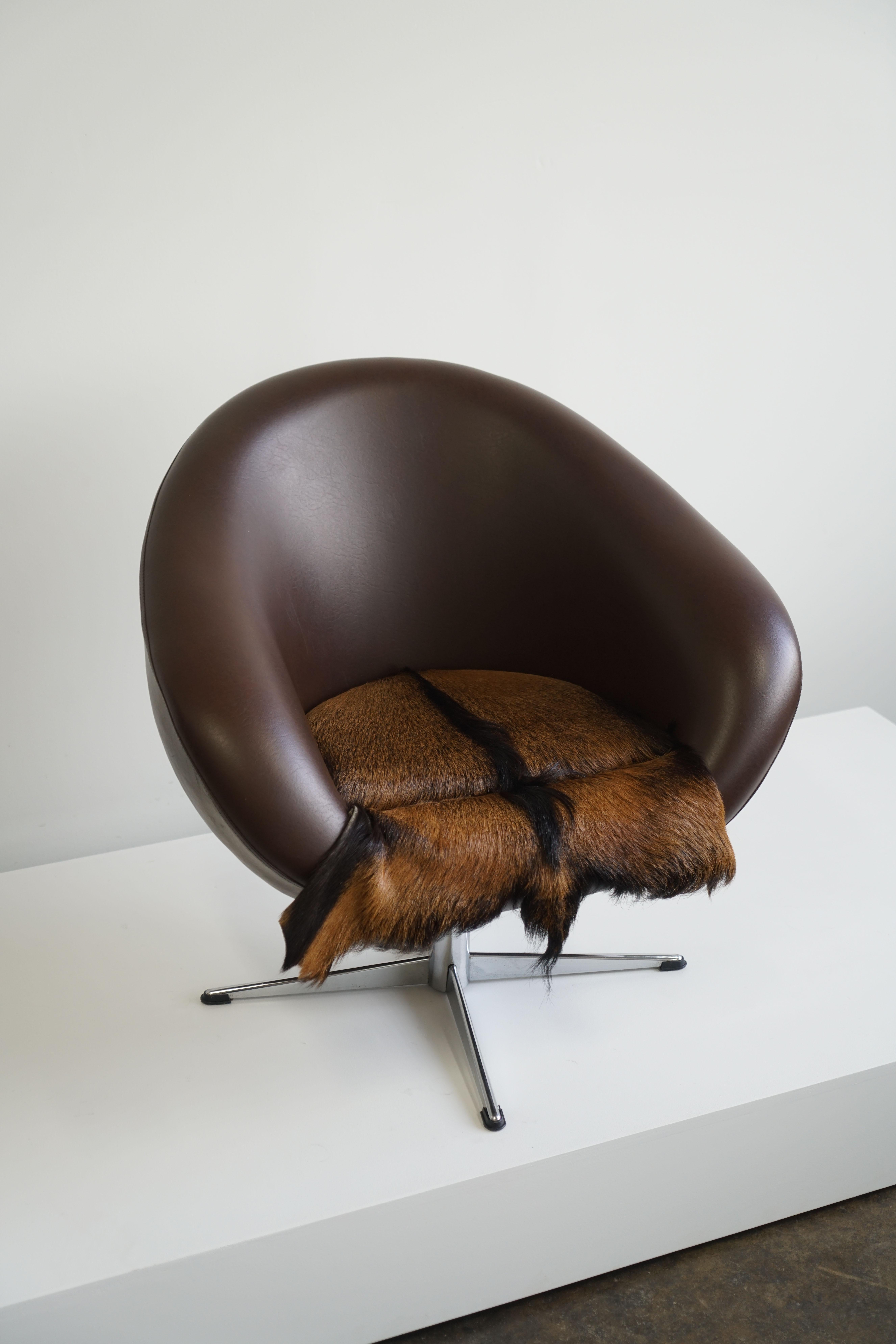 Mid-Century Modern Dutch Mid-Century Swivel Tub Chair in Brown Leather and Fur Pad For Sale