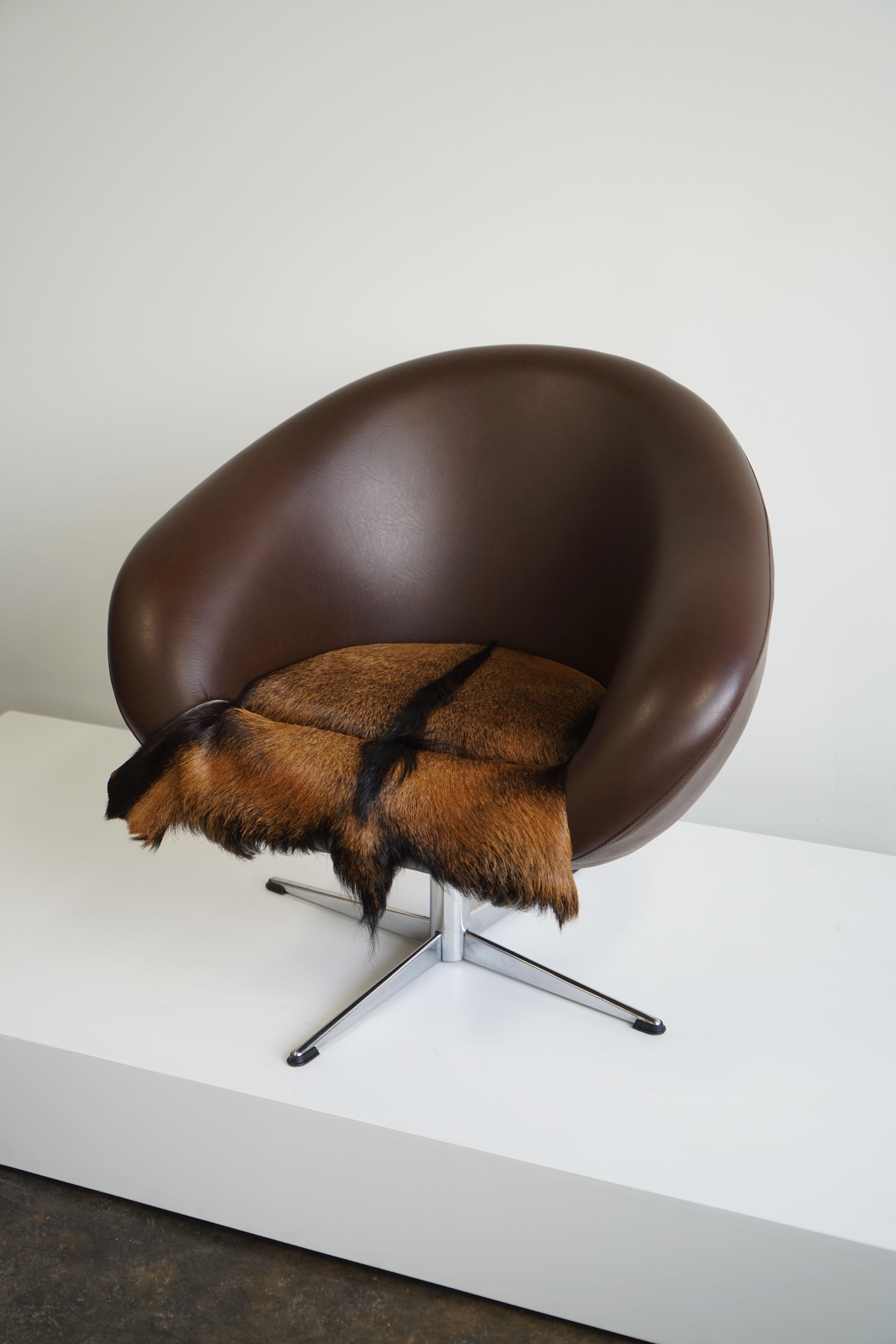 Dutch Mid-Century Swivel Tub Chair in Brown Leather and Fur Pad In Good Condition For Sale In Chicago, IL