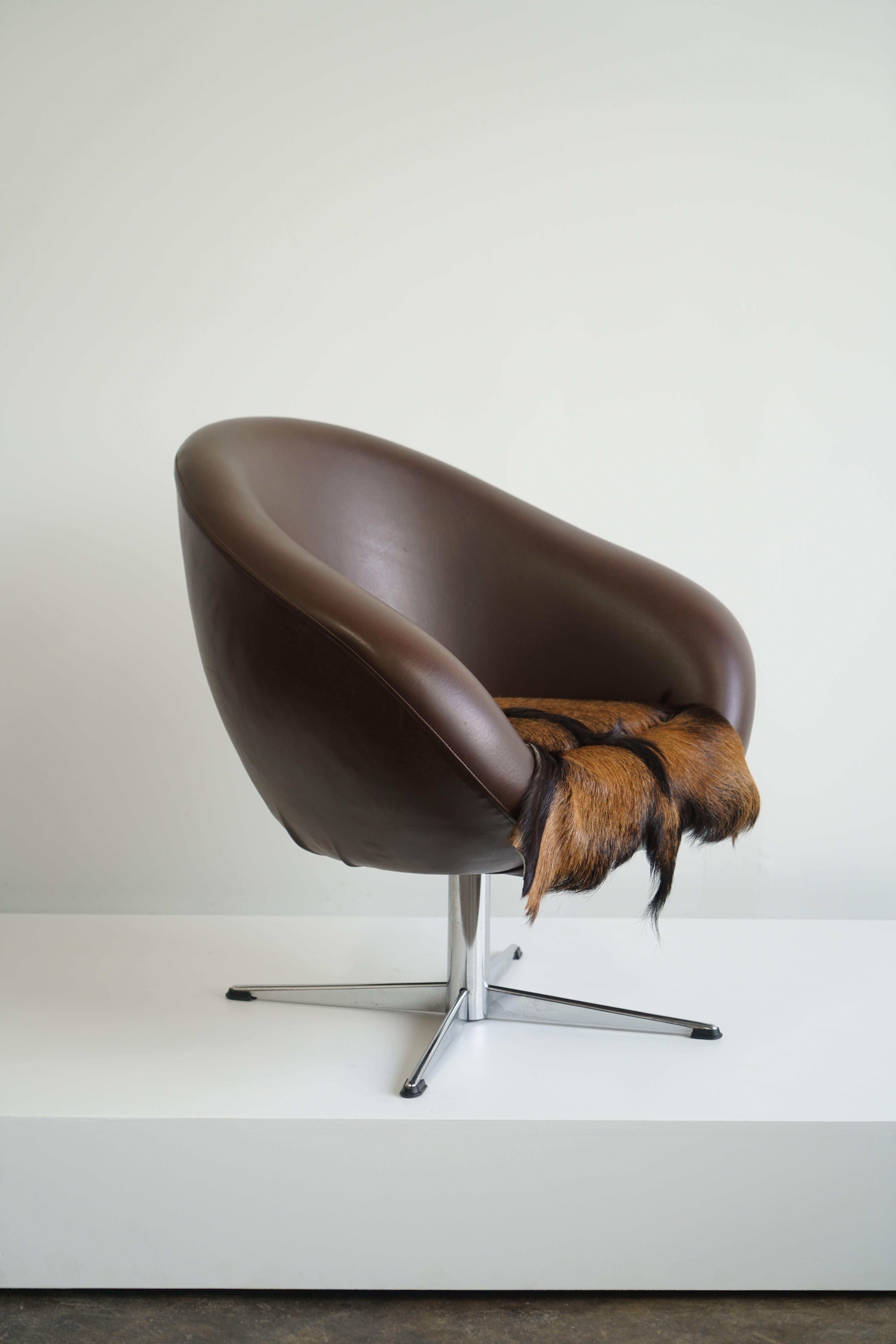 Dutch Mid-Century Swivel Tub Chair in Brown Leather and Fur Pad For Sale 1