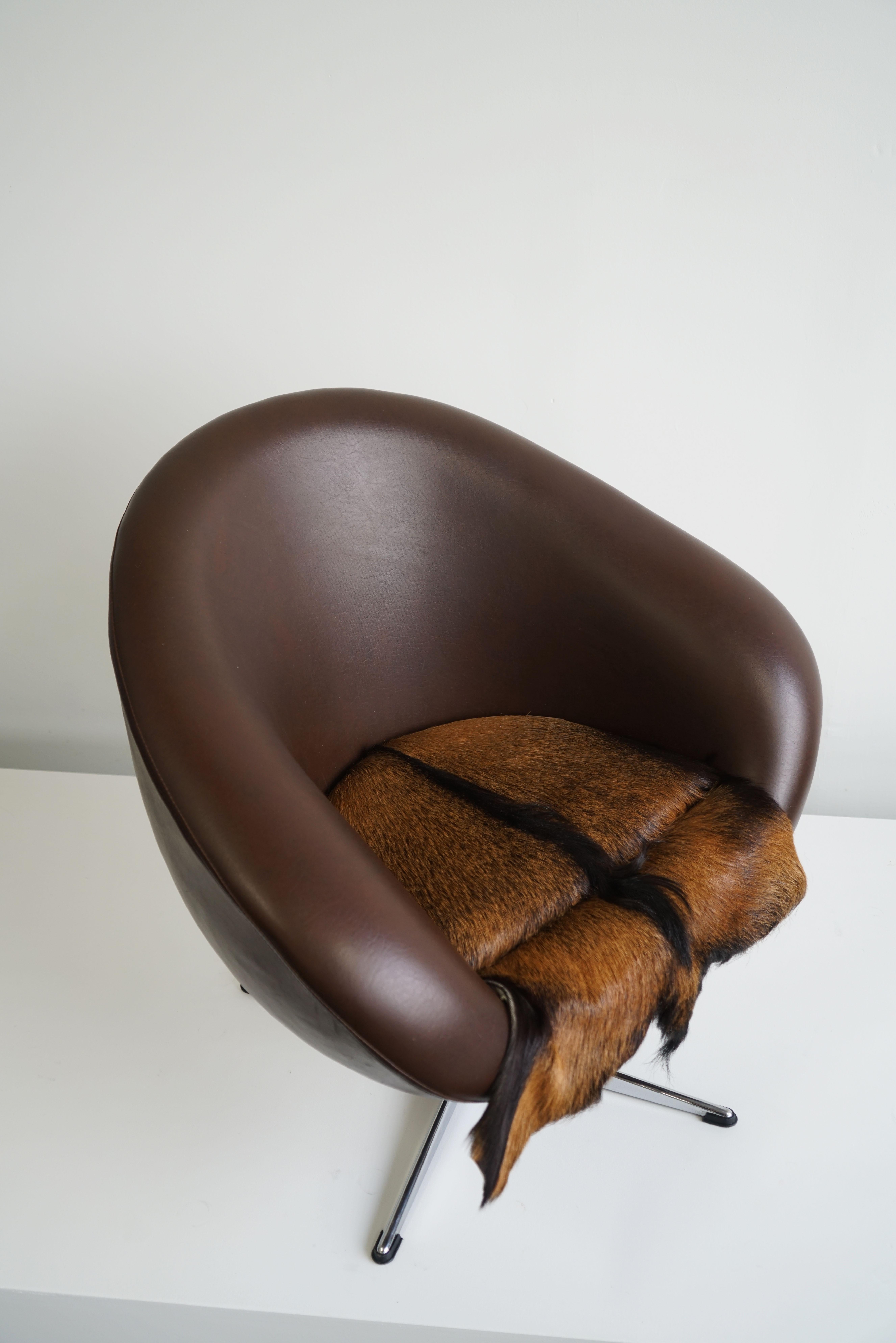 Dutch Mid-Century Swivel Tub Chair in Brown Leather and Fur Pad For Sale 2