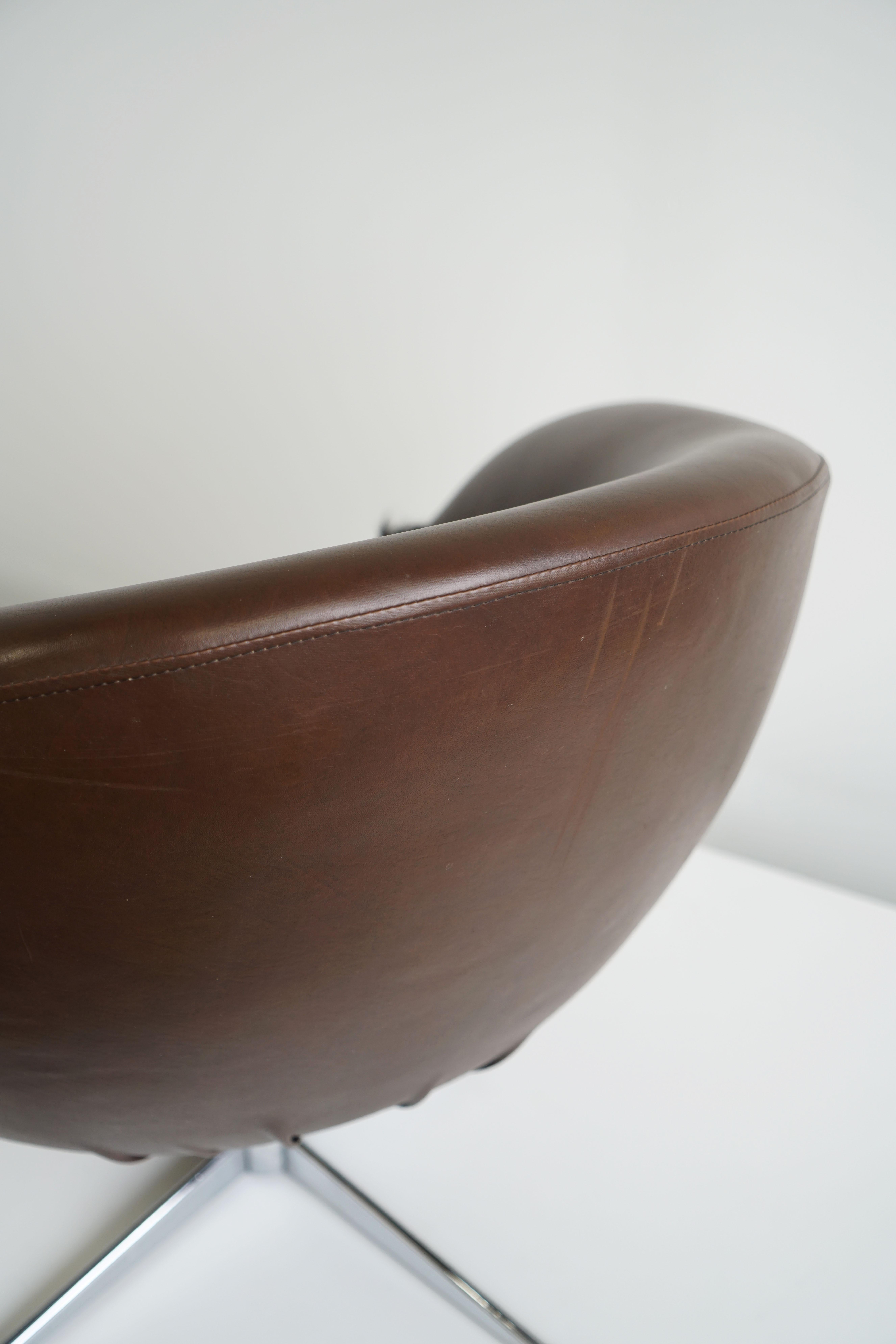 Dutch Mid-Century Swivel Tub Chair in Brown Leather and Fur Pad For Sale 3