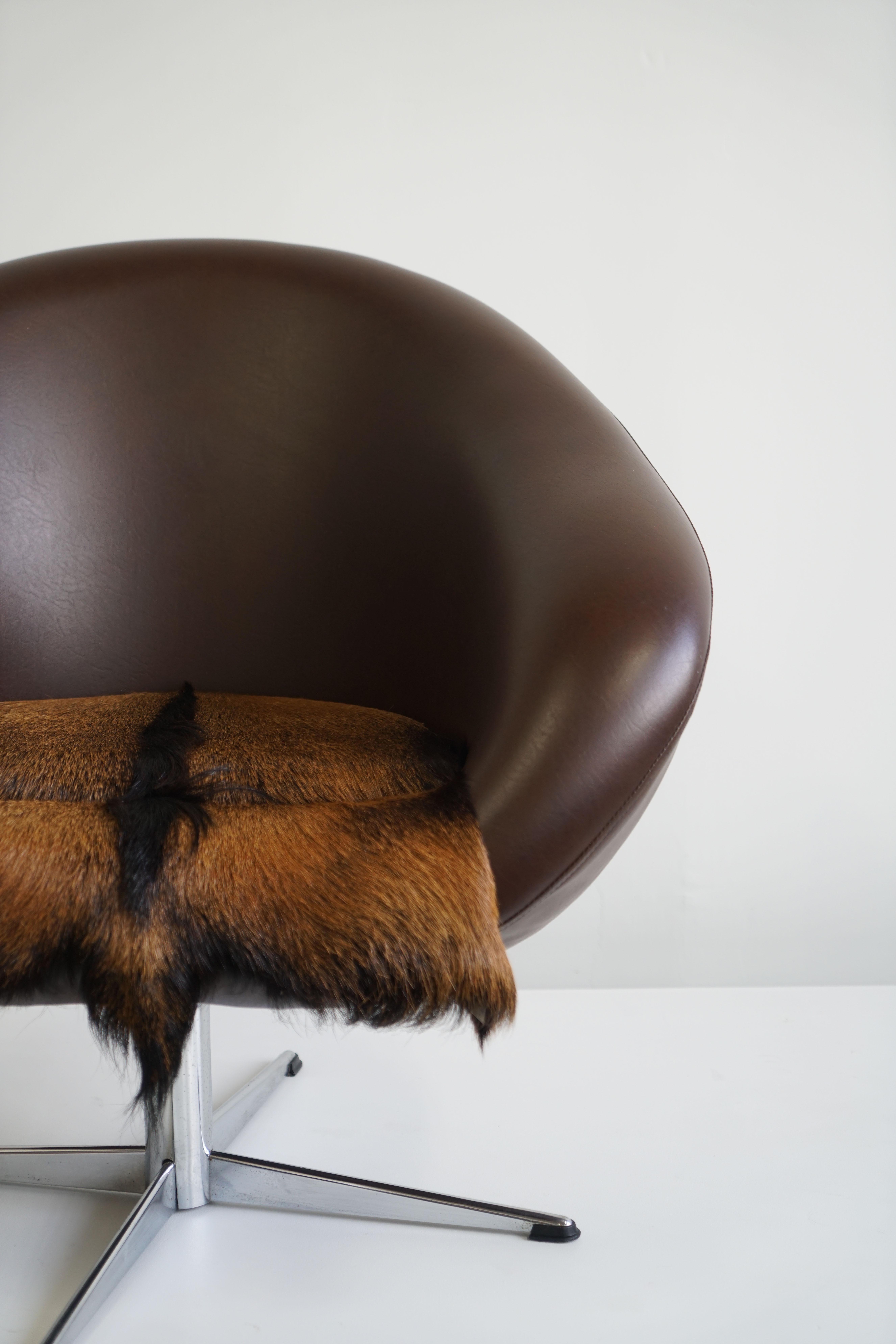Dutch Mid-Century Swivel Tub Chair in Brown Leather and Fur Pad For Sale 4