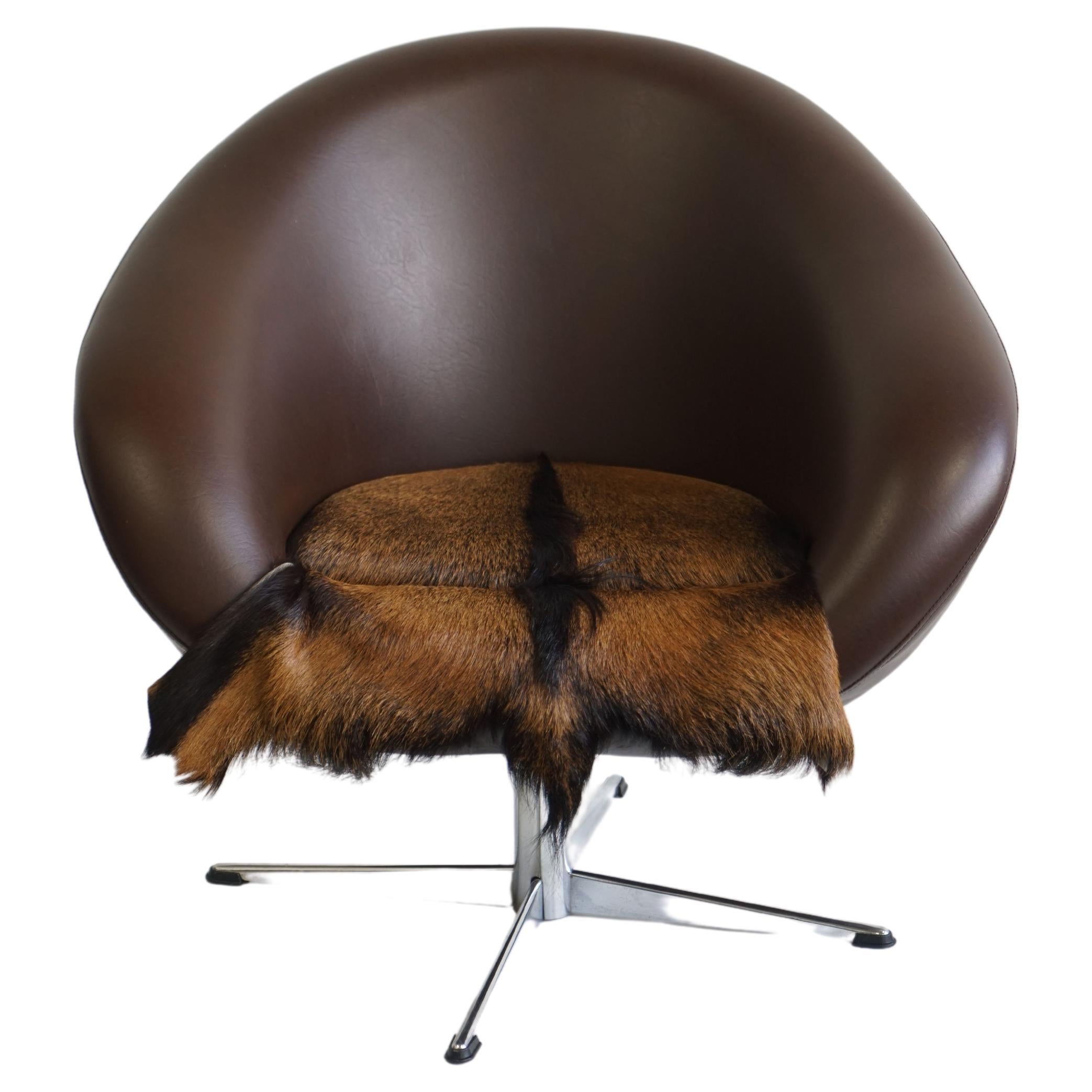 Dutch Mid-Century Swivel Tub Chair in Brown Leather and Fur Pad For Sale
