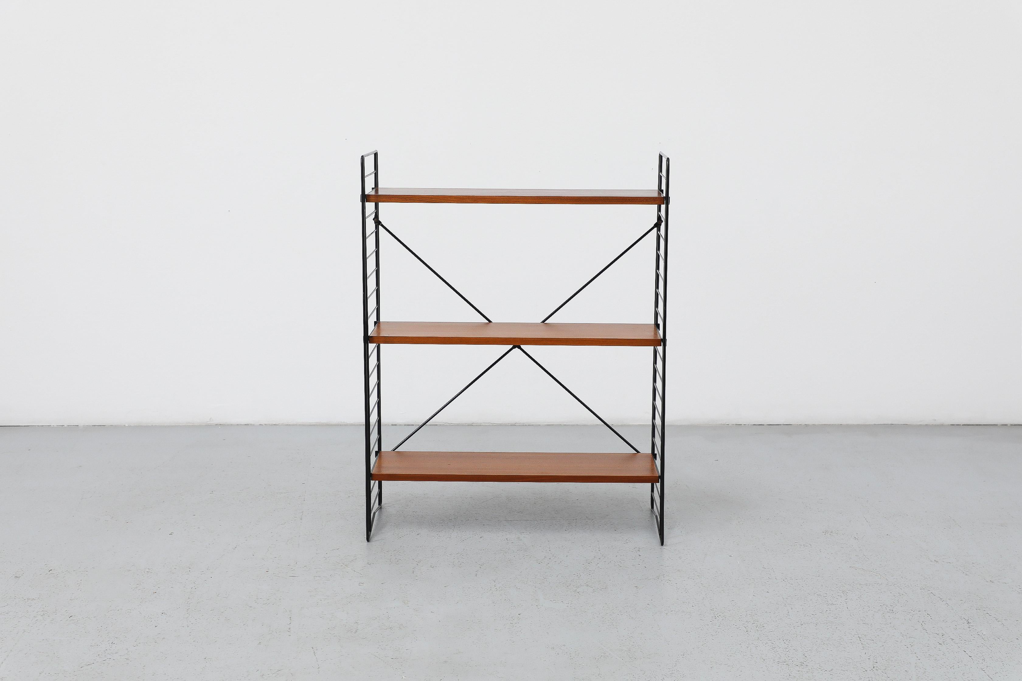 Mid-Century moderno Libreria in piedi olandese in teak del metà secolo Tomado in vendita