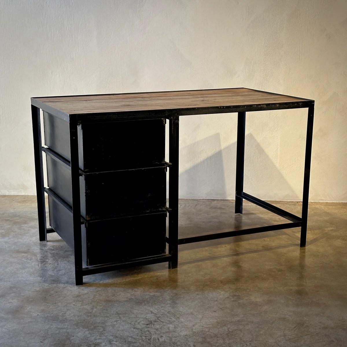 Niederländischer Schreibtisch aus der Mitte des Jahrhunderts (Metall) im Angebot