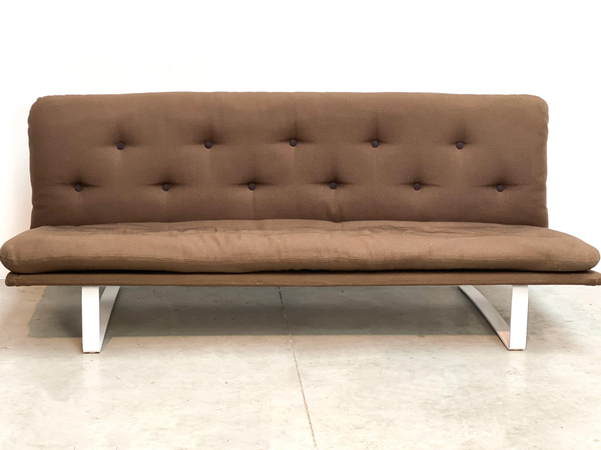Less is more with this sofa. 

1970's brown sofa by famous dutch designer Kho Liang Le. Kho Lian Le designed this sofa for Artifort. This sofa is model C 684 sofa. 

It features a very 