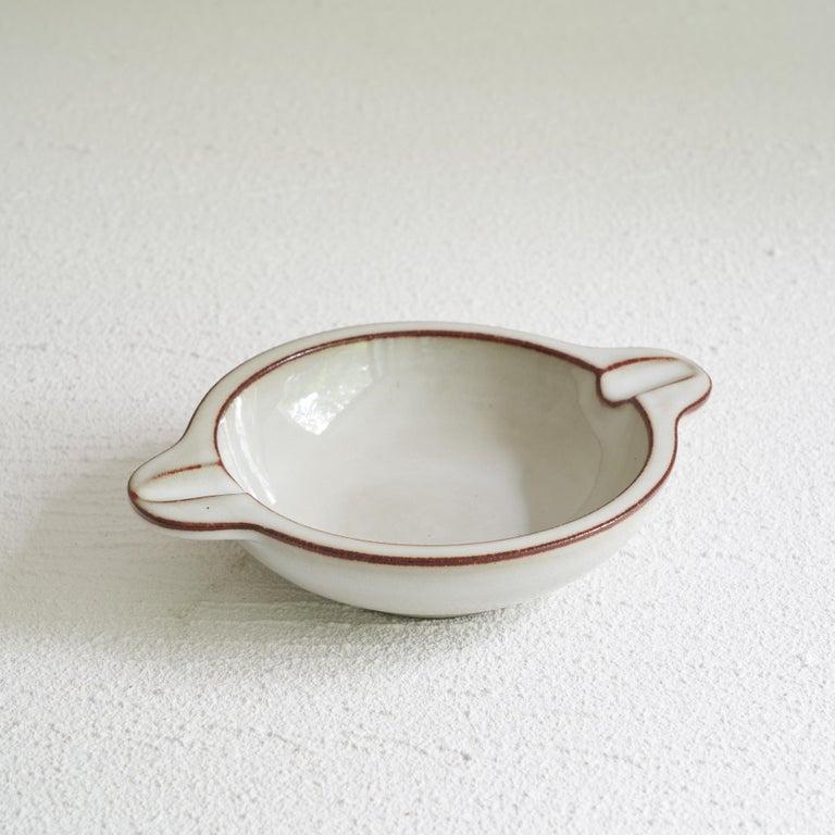 Midcentury Vide Poche by Fris Edam, The Netherlands, 1950s.    Wonderful little bowl / vide poche / ashtray by the famous modernist Fris workshop. Clear lines, Fine glazing and a distinct midcentury design.    This ceramic piece was made at the Fris